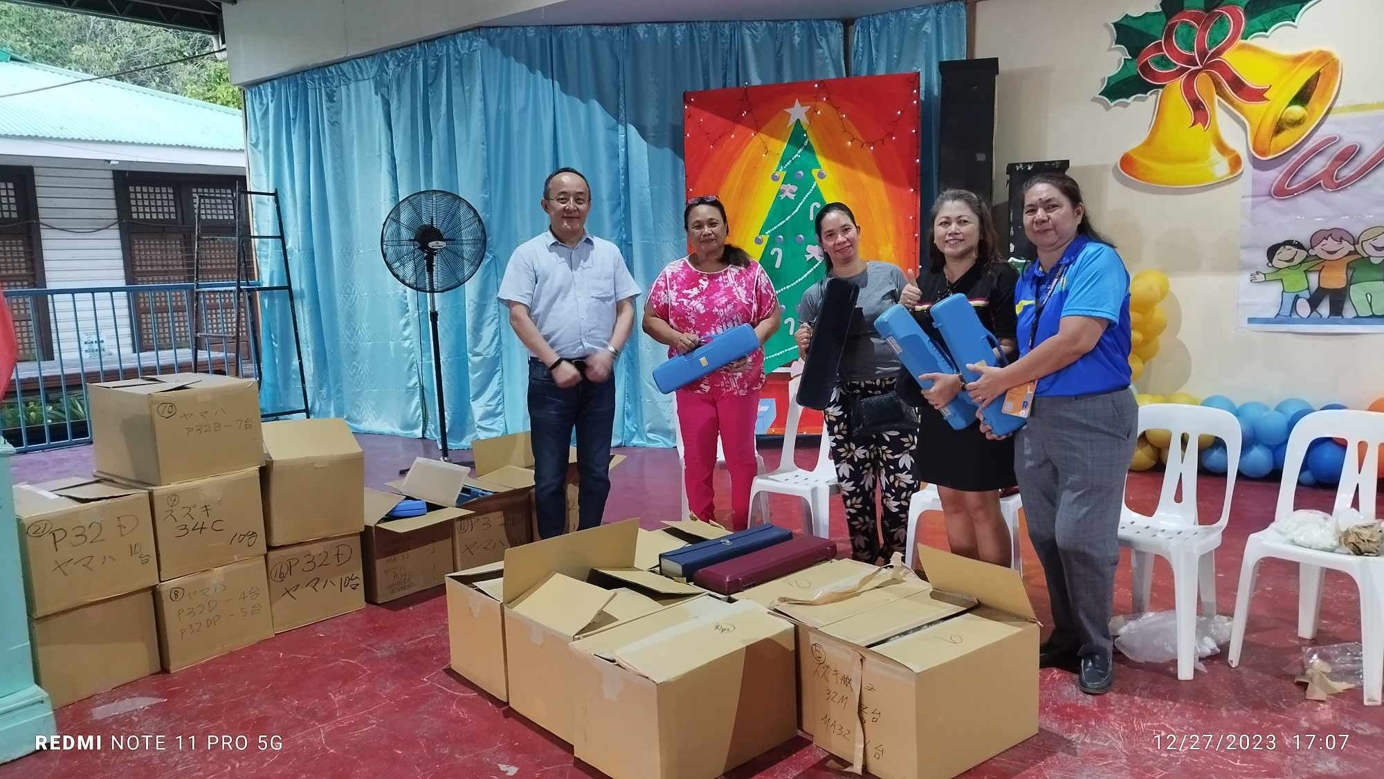 小学校に寄贈された様子