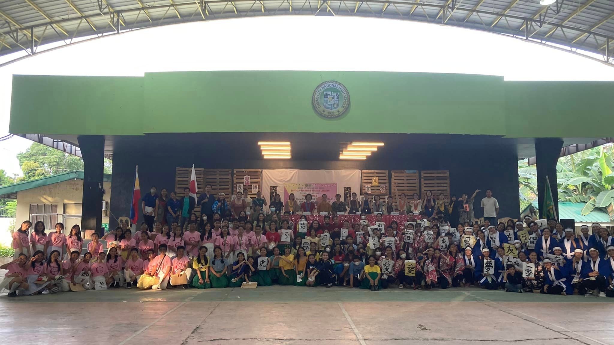 ダバオシティナショナルハイスクールの日本語学科の学生とHANDsの学生たち