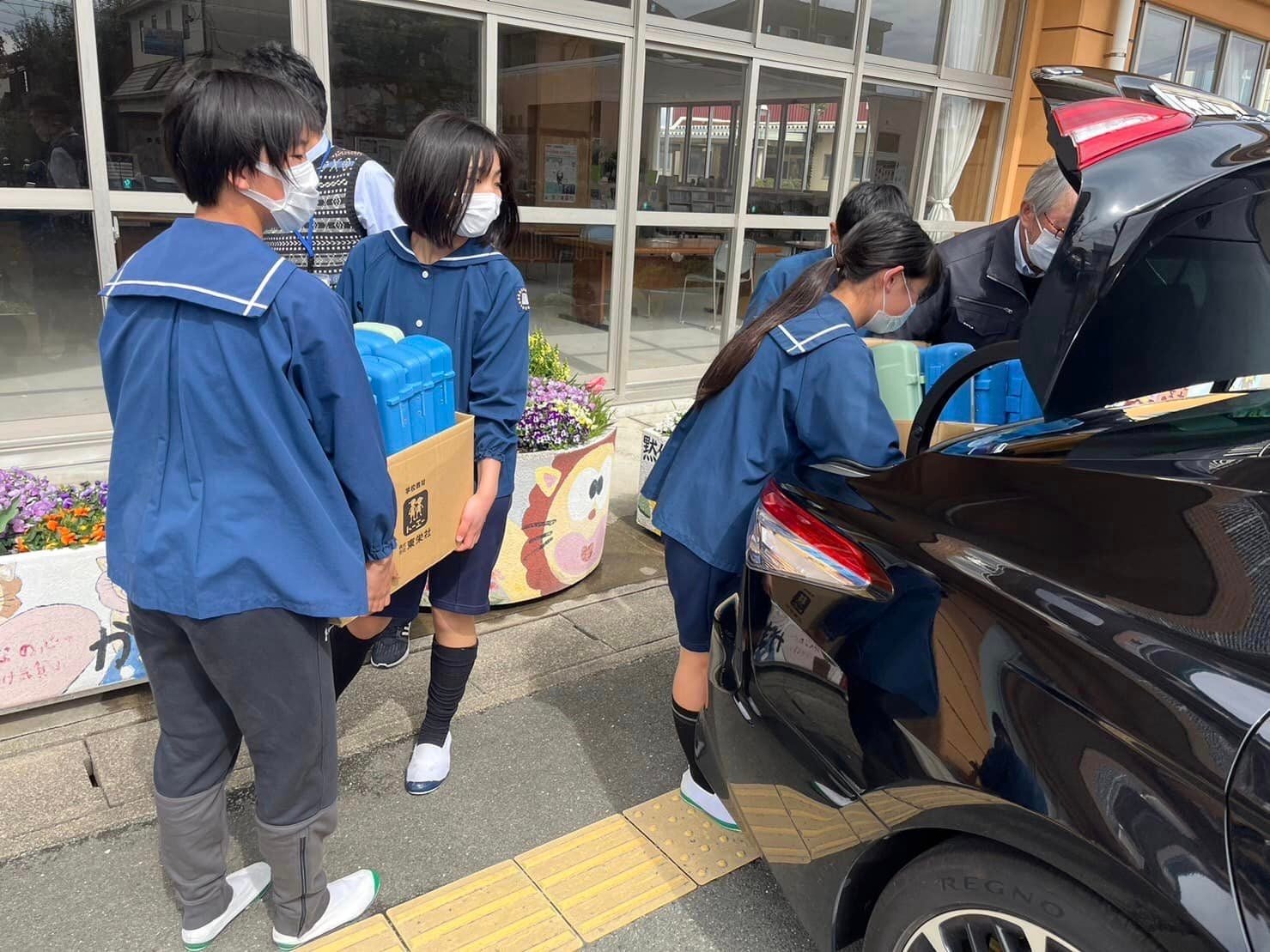 児童も一緒に運んでくれました