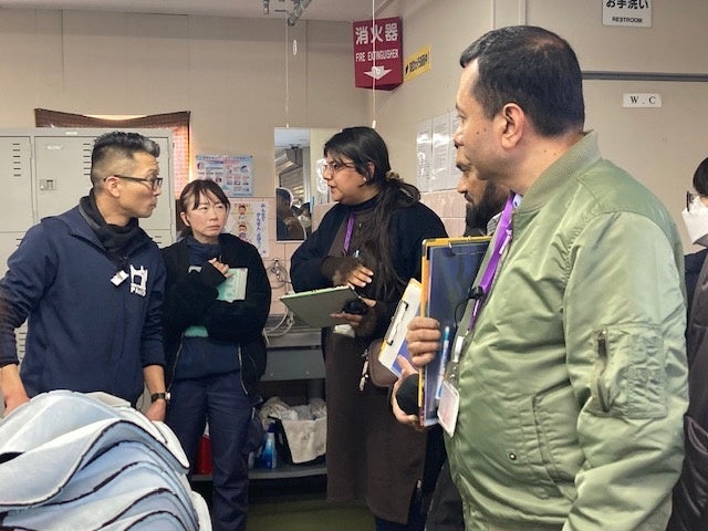 平野ビニール工業日本人責任者からお話を伺う参加者