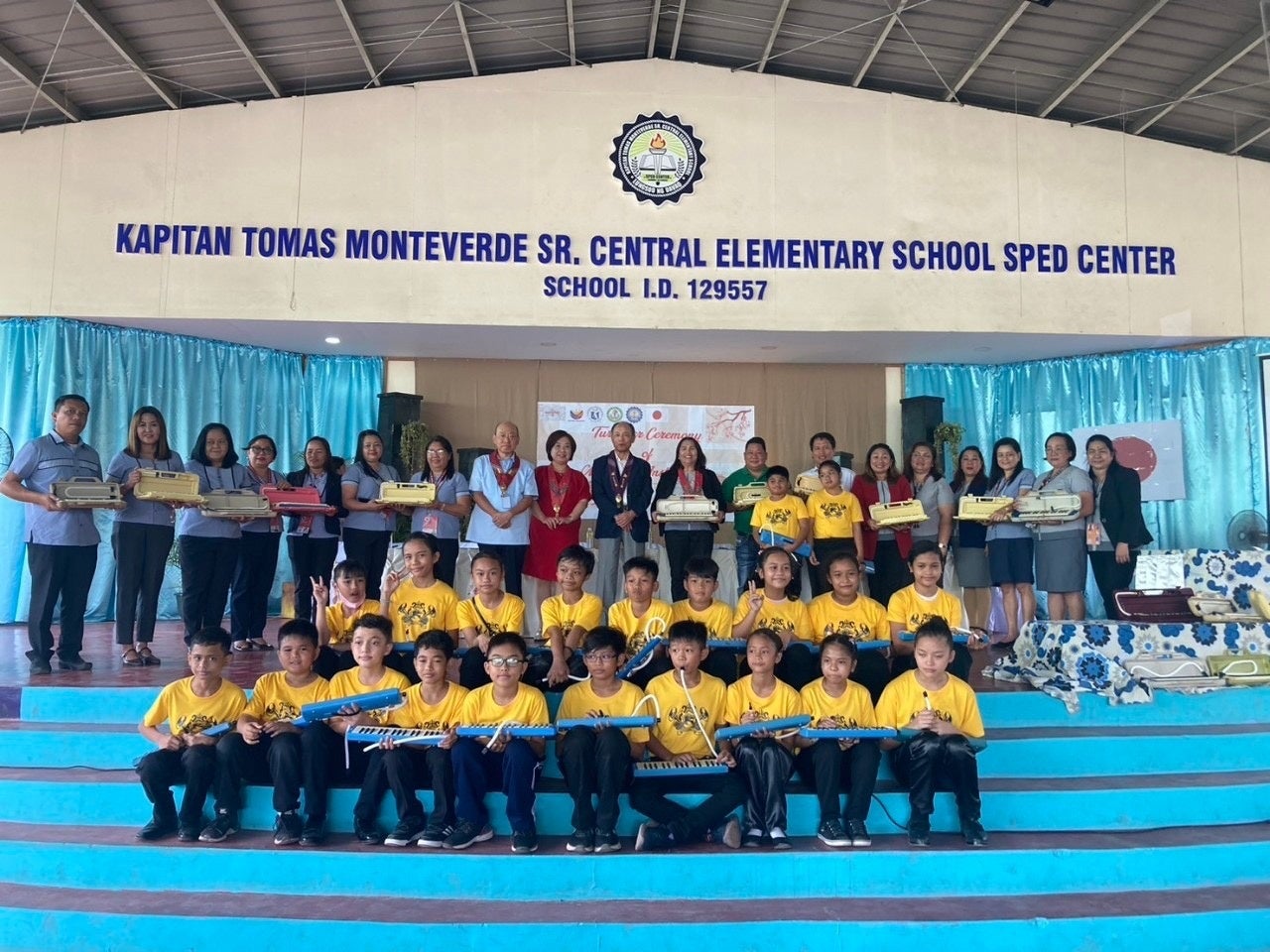 キャプテントーマス小学校での寄贈式典