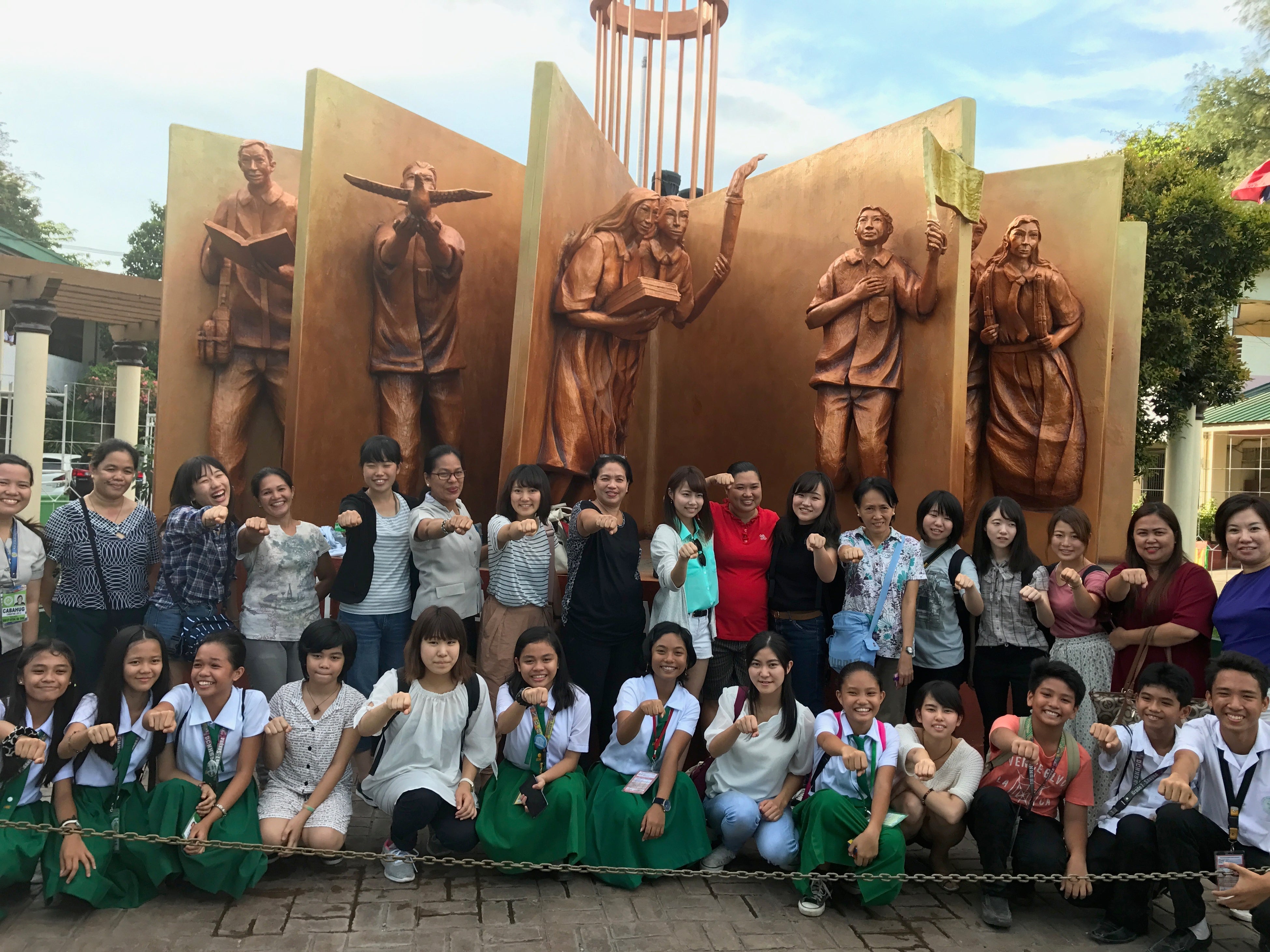 ダバオシティナショナルハイスクールでの最初の活動のとき