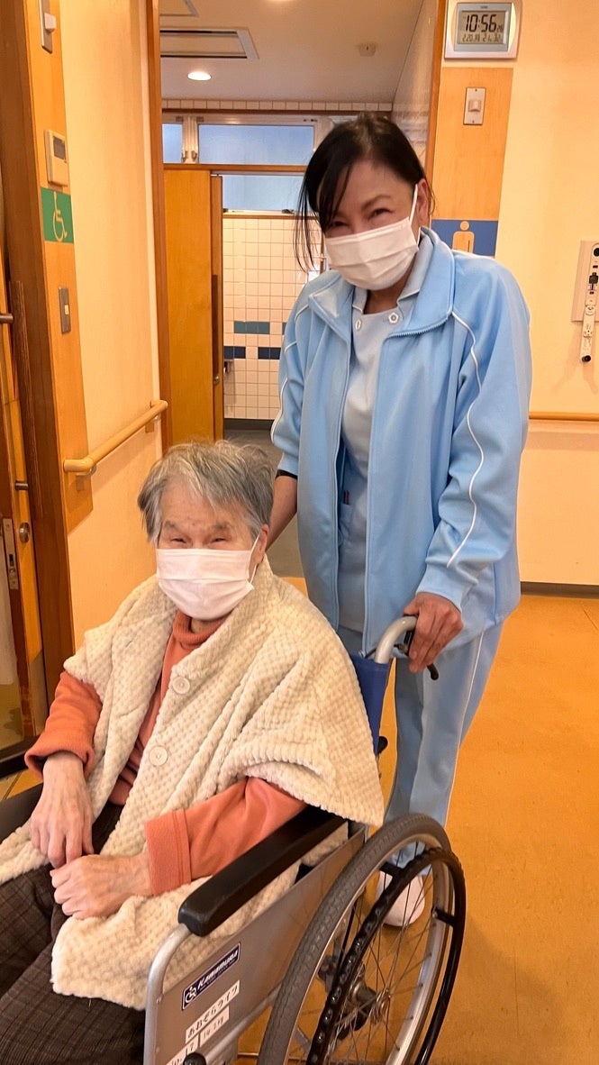 利用者さんに移動介助をするマイラさん