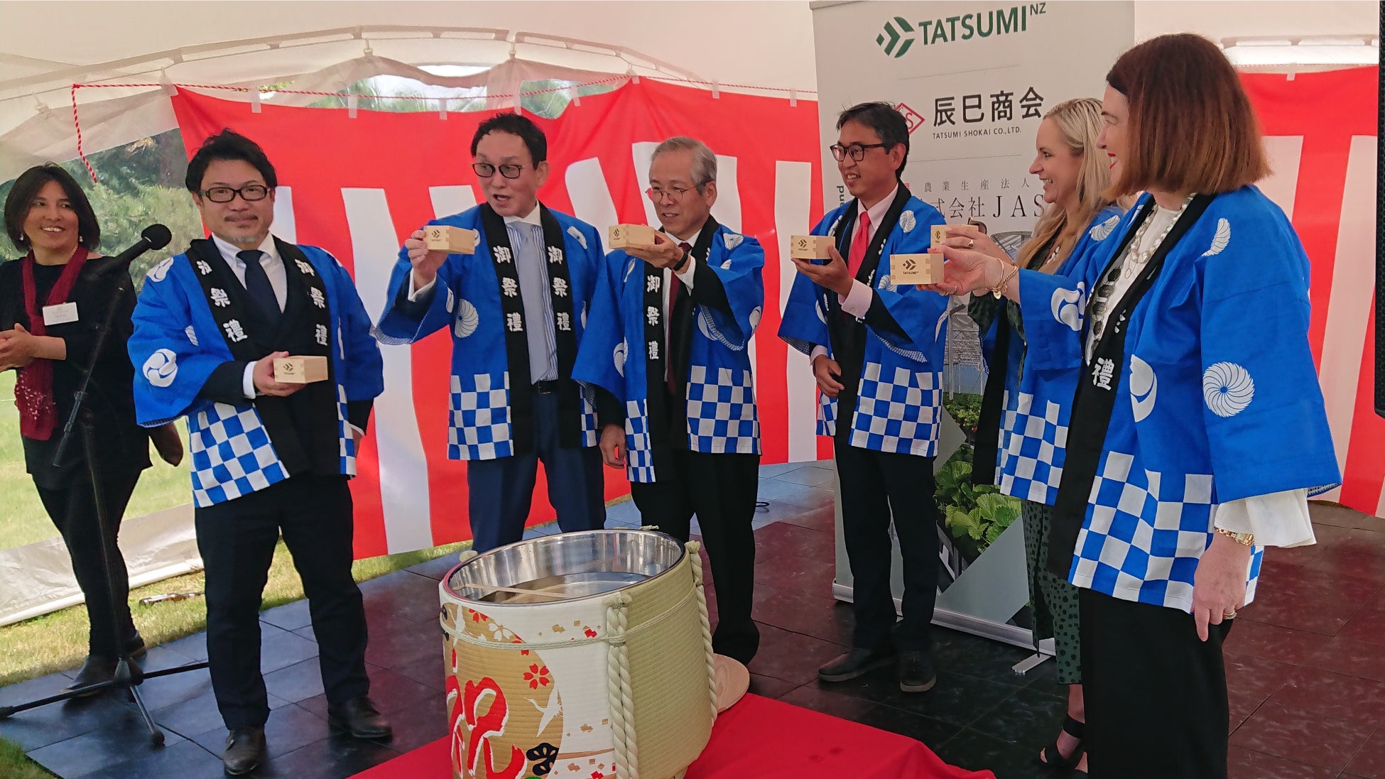 左から2人目がJAS寺川社長、3人目が辰巳商会西豊樹社長、4人目が伊藤康一大使、6人目がネイピア市長(MS.Kirsten Wise)、7人目ヘイスティングス市長(Ms.Sandra Hazlehurst)