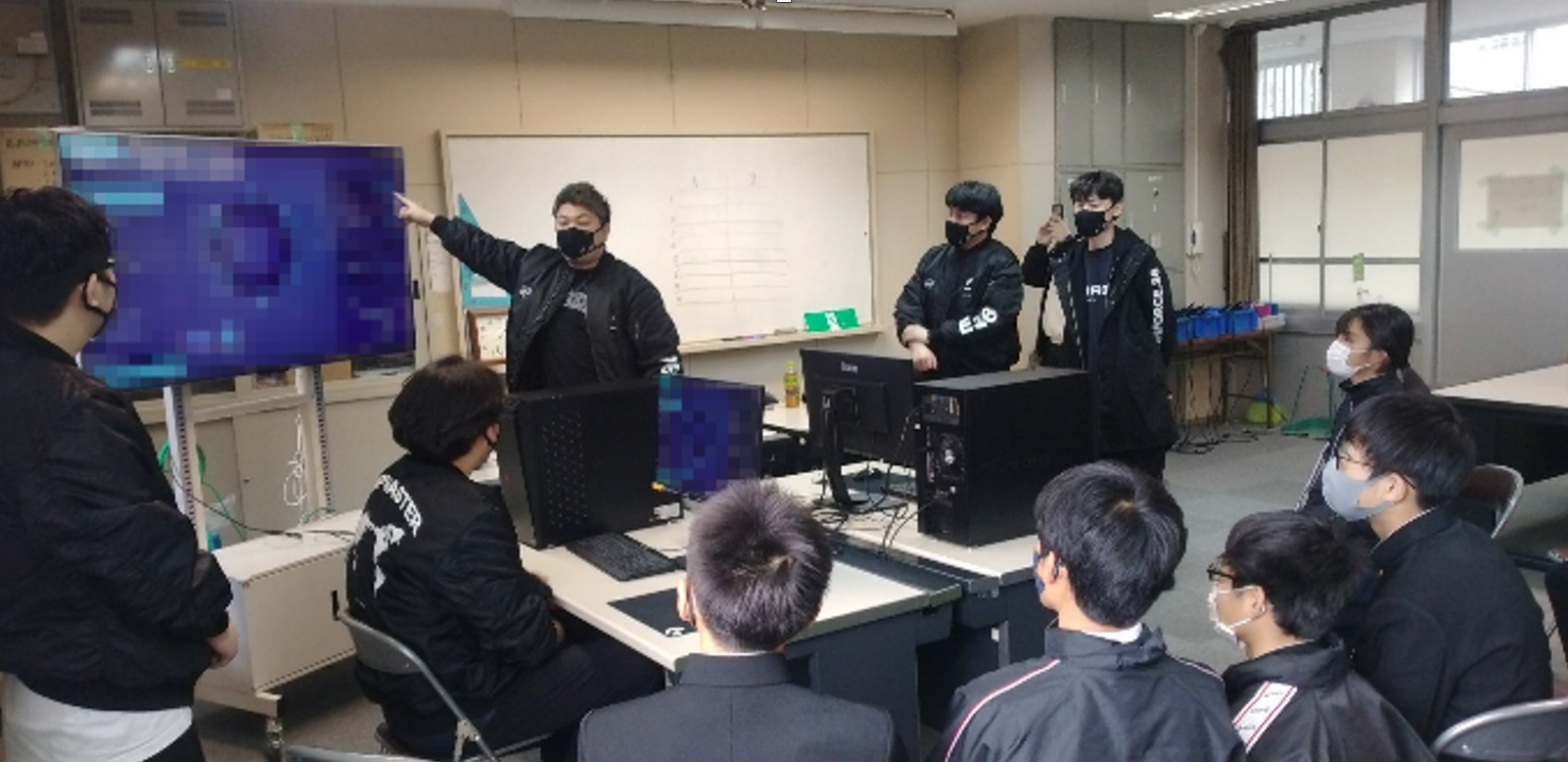 中学校で講義する様子