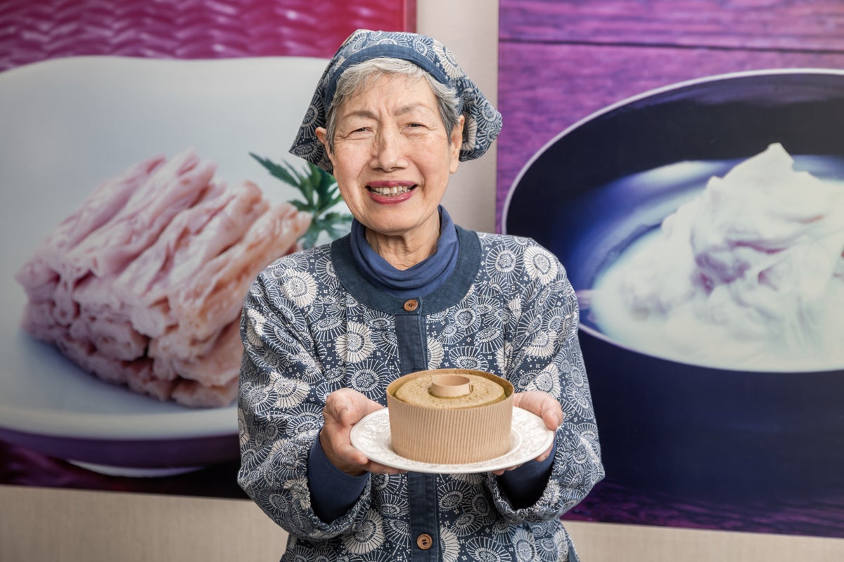 発案者八木幸子とシフォンケーキ