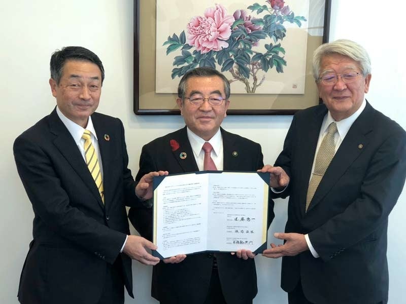 左より会津電力代表・磯部英世、喜多方市長・遠藤忠一氏、会津エナジー代表（兼・弊社特別顧問）・佐藤彌右衛門