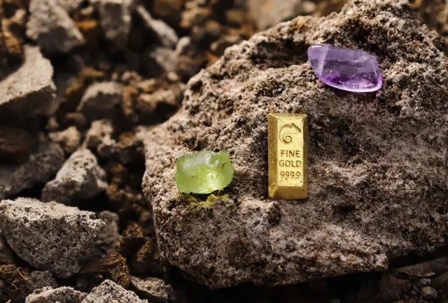 カヌレ型の可愛いミニチュア鉱山からお宝を発掘!家でできる大人