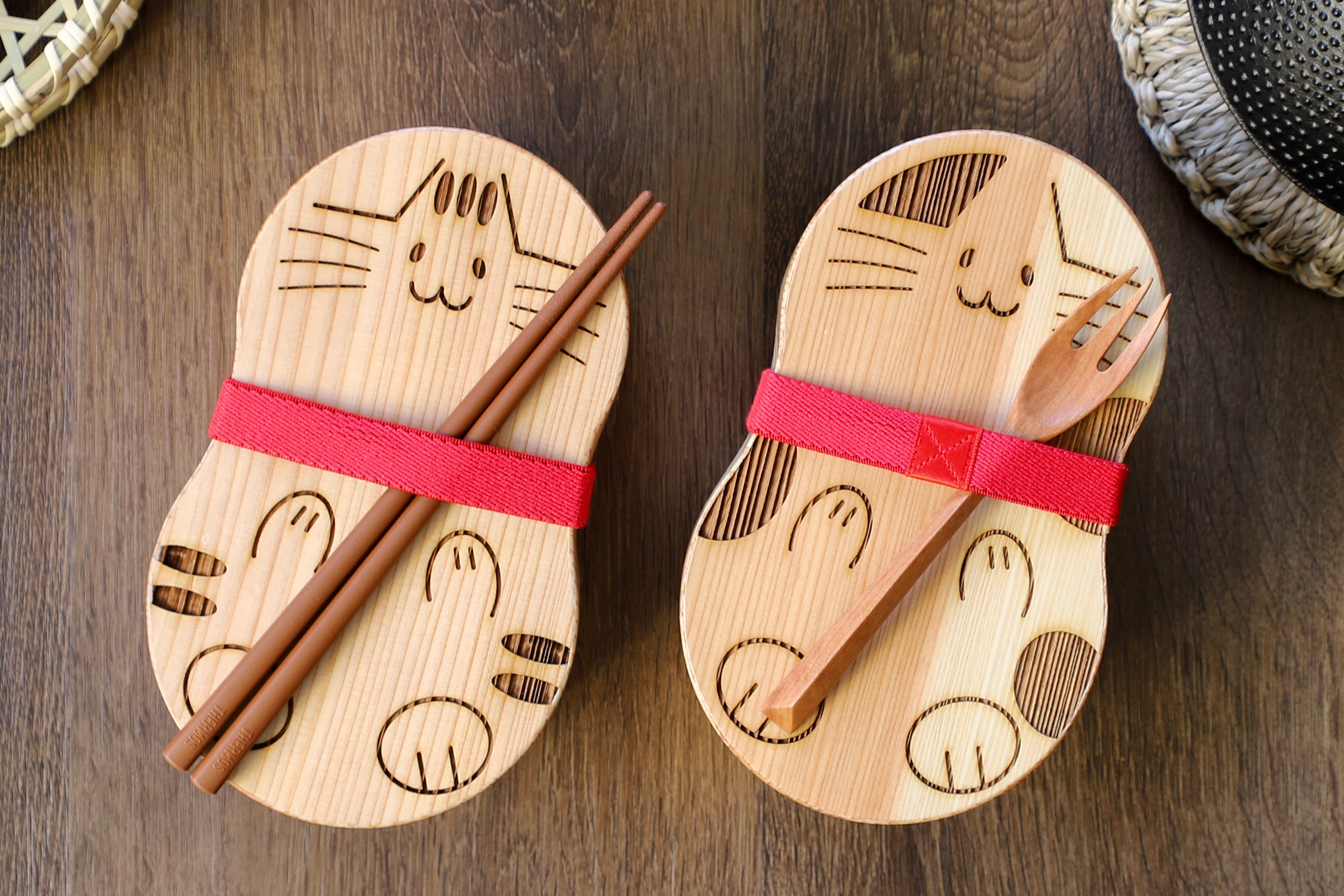 箸やフォークを抱いている猫ちゃんを演出できます。かわいい… ※箸やフォークは付属しません