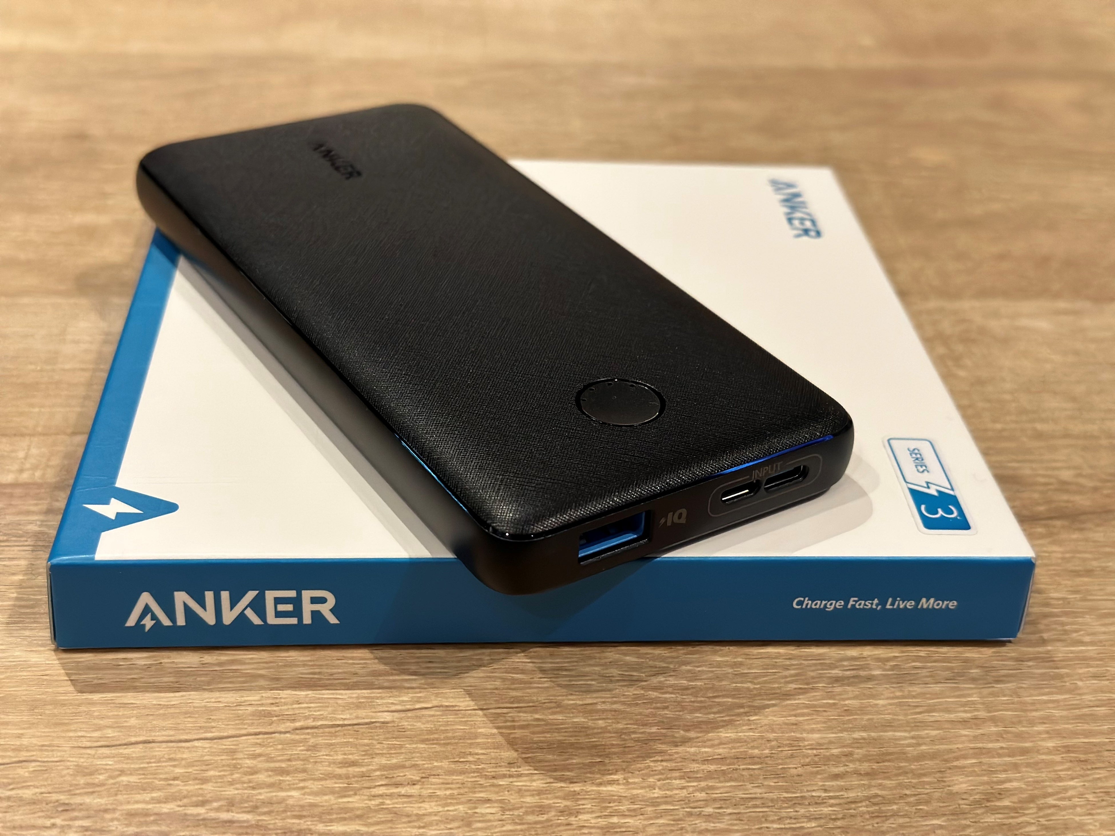 モバイルバッテリー机上イメージ