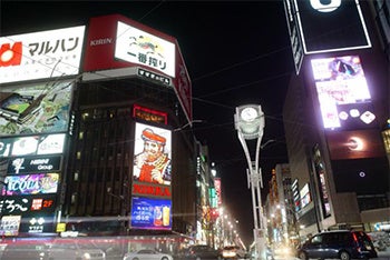 すすきのの中心部・すすきの交差点(画像/PIXTA)