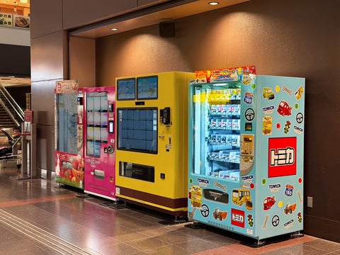 関東初登場!トミカ公認の自動販売機が羽田空港第1ターミナルにオープン! 関東初登場!トミカ公認の自動販売機が羽田空港第1ターミナルにオープン!