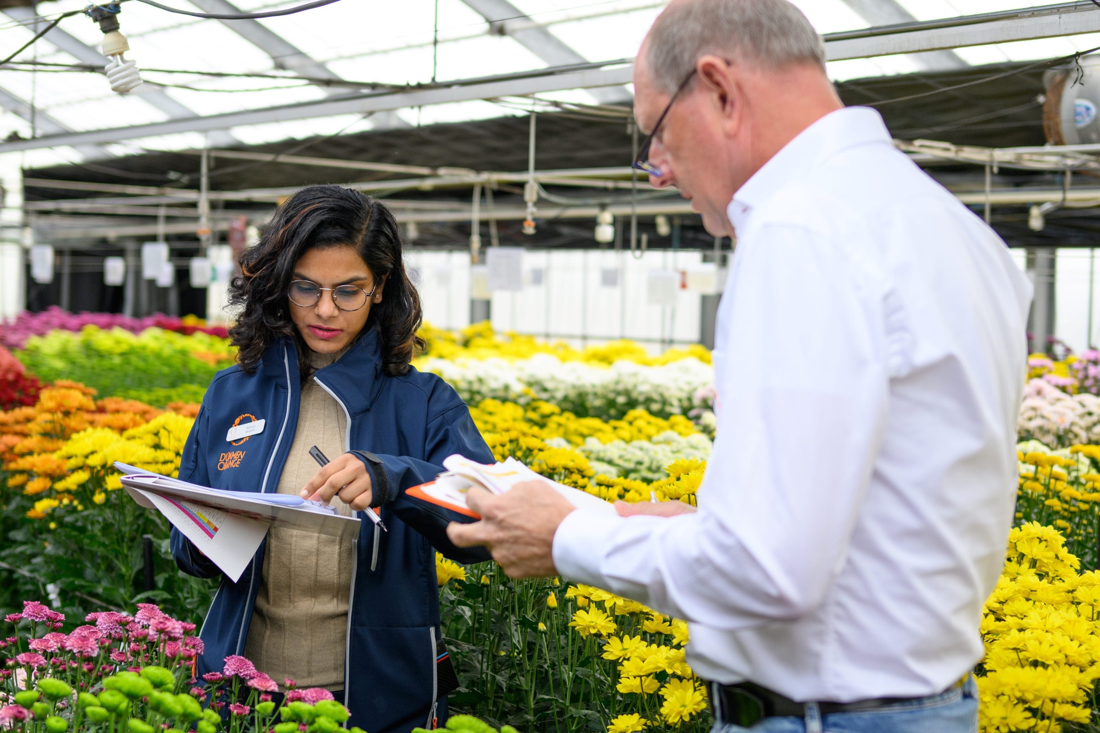 評価を行うナンシーとハロルド