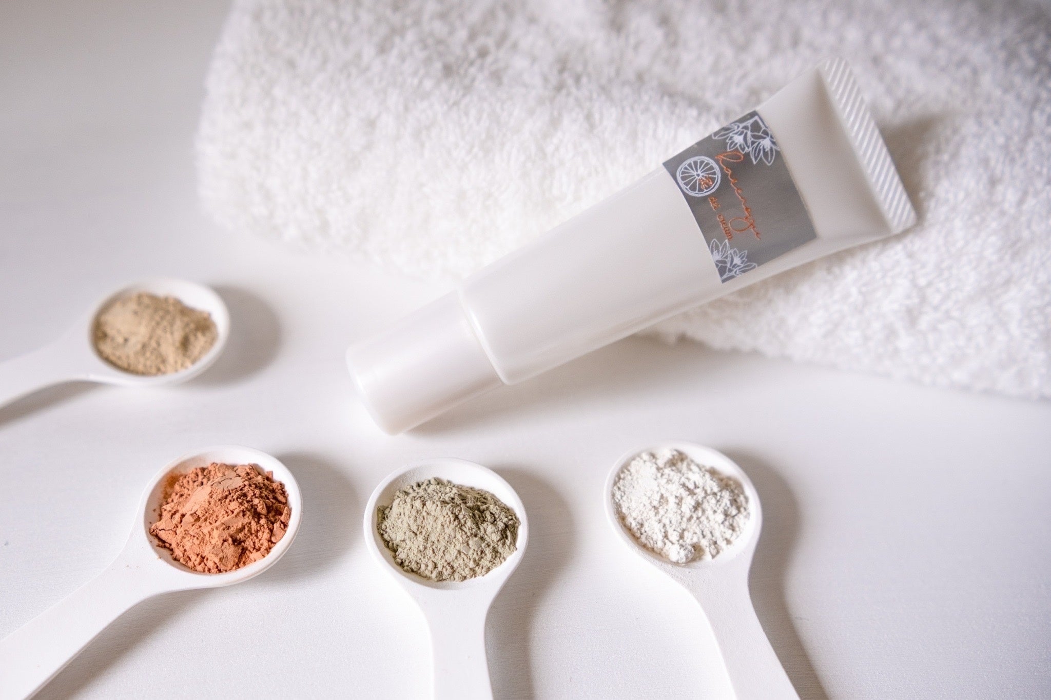 ４種類のクレイをブレンドした「dei 泥クリーム」