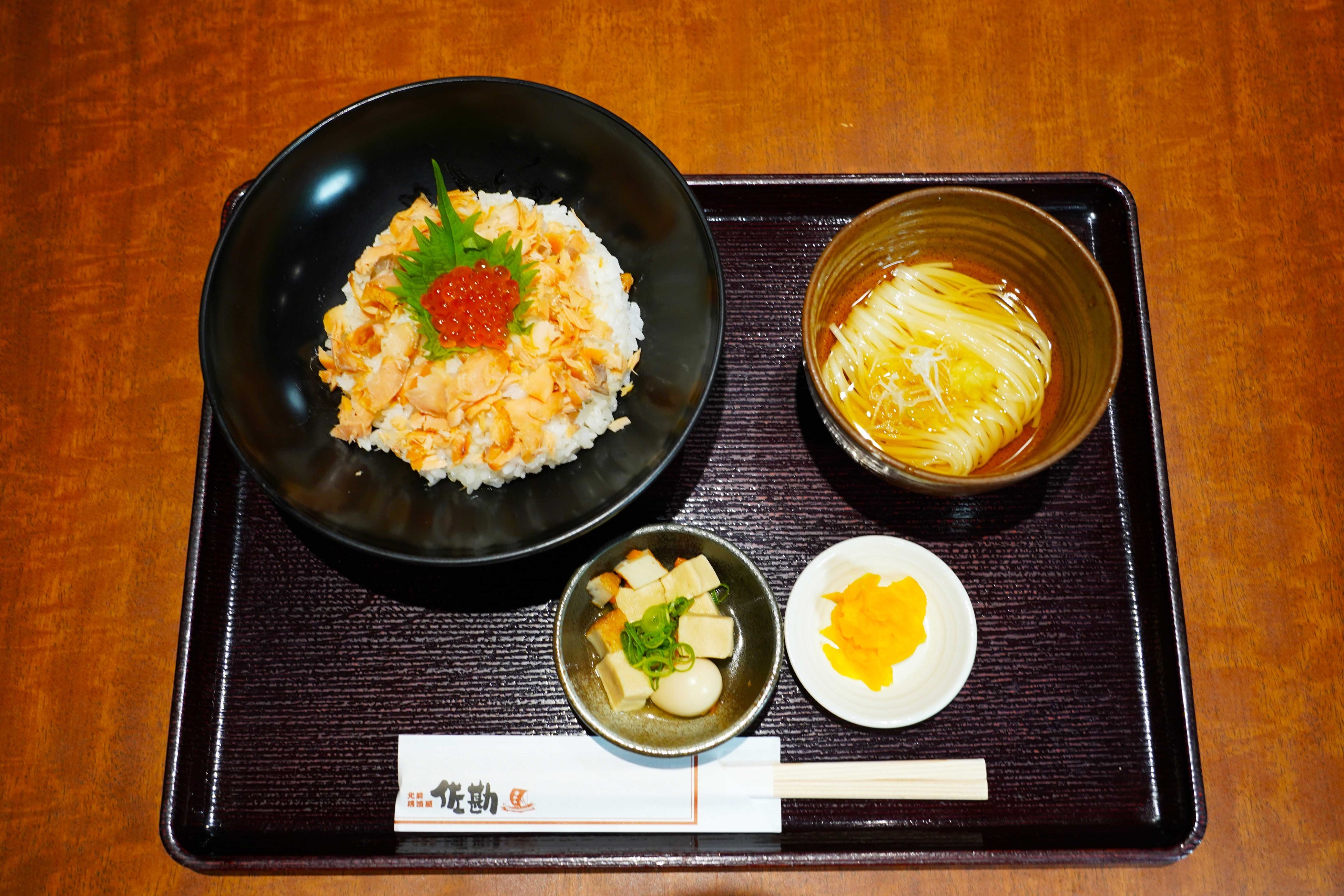 北前居酒屋佐勘_鮭とはらこの親子丼と稲庭うどん御膳