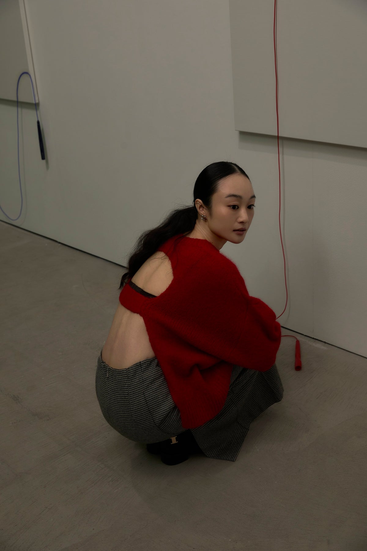 小野ゆり子さんが纏うLOUNGEDRESS 2026秋冬 テーマは「INSTINCT」、全9チャプターのWebカタログが公開