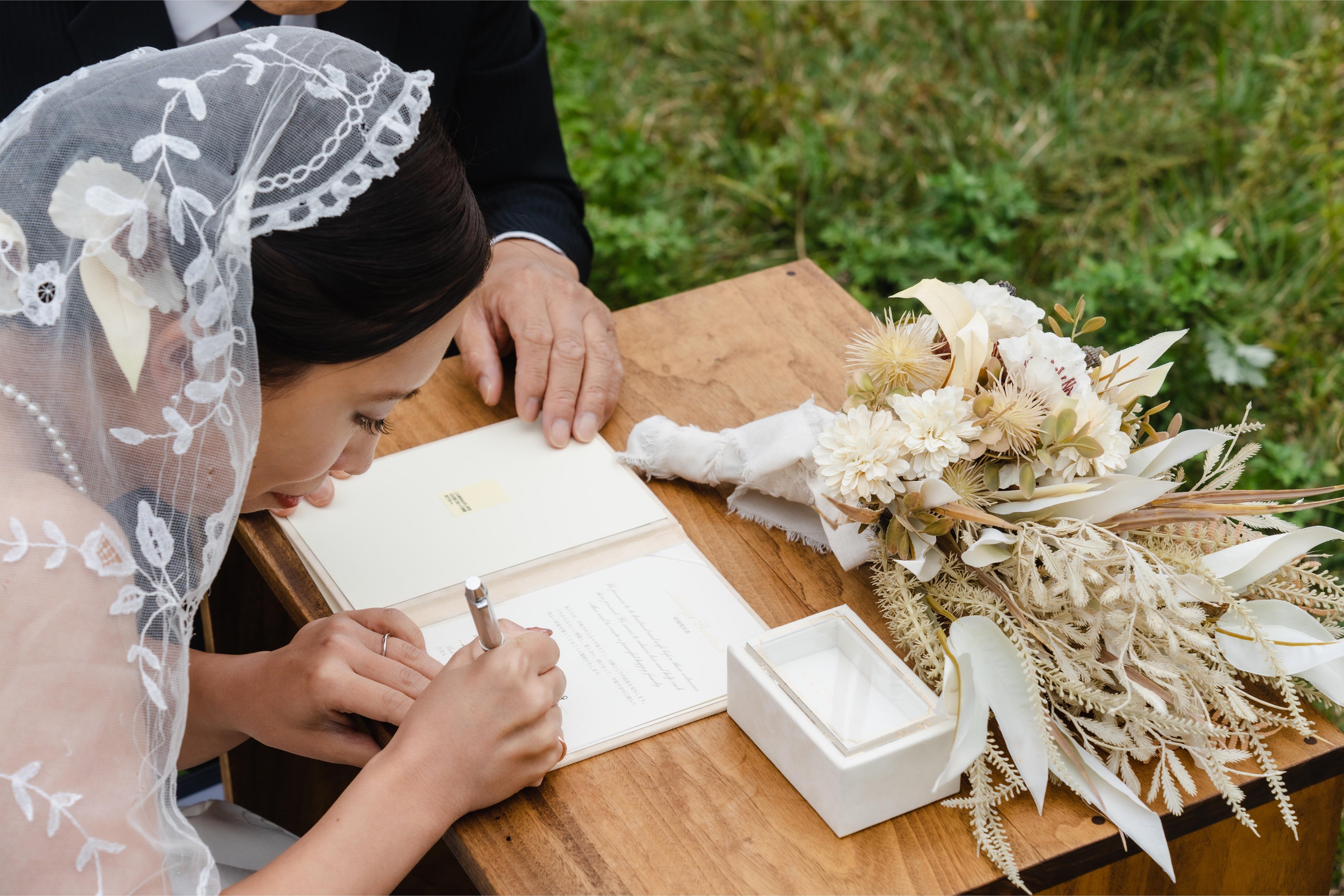 誓いを立てるウェディングセレモニー ©辻ノ良介