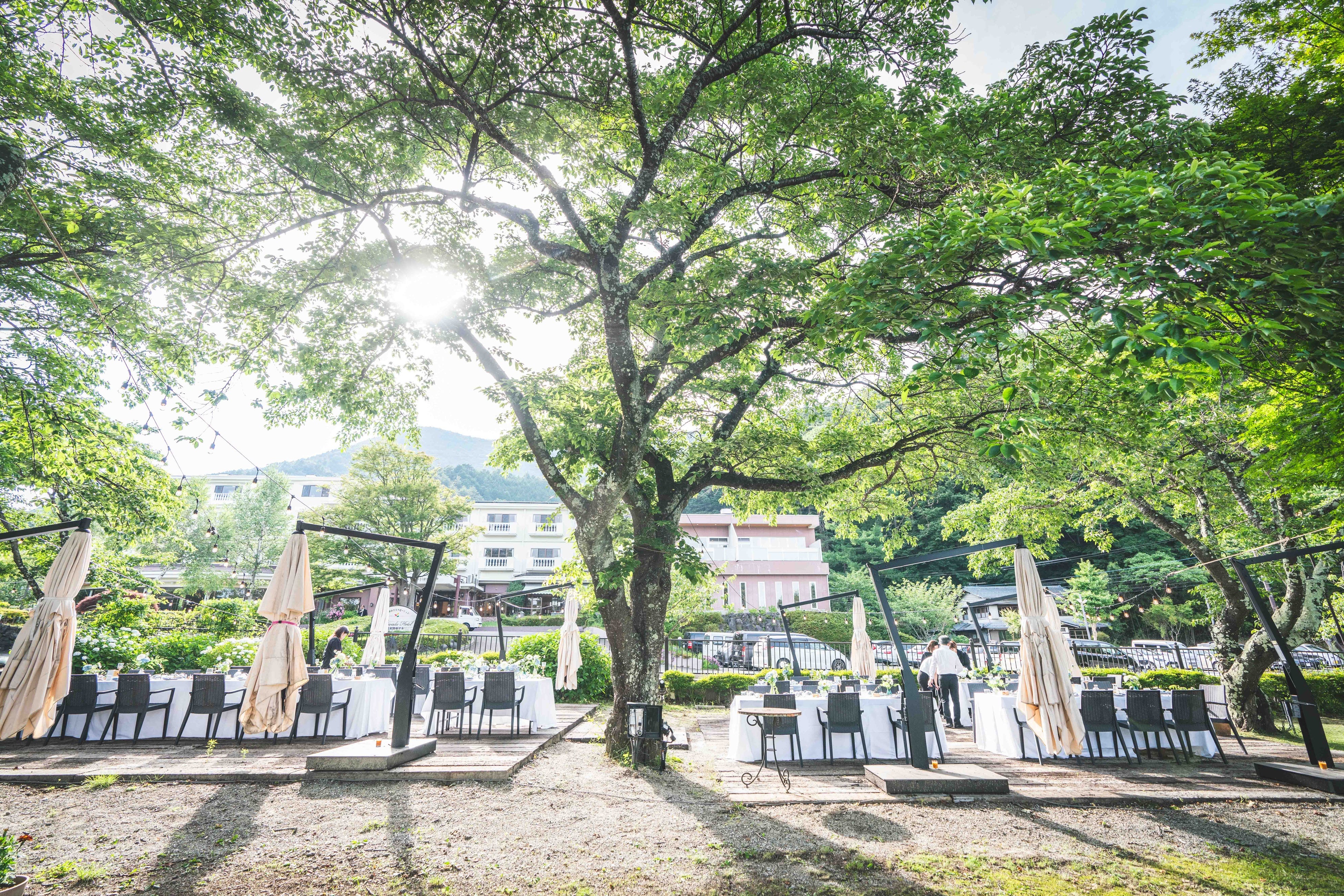 大人数のパーティーも対応可能なガーデンデッキ ©足和田ホテル