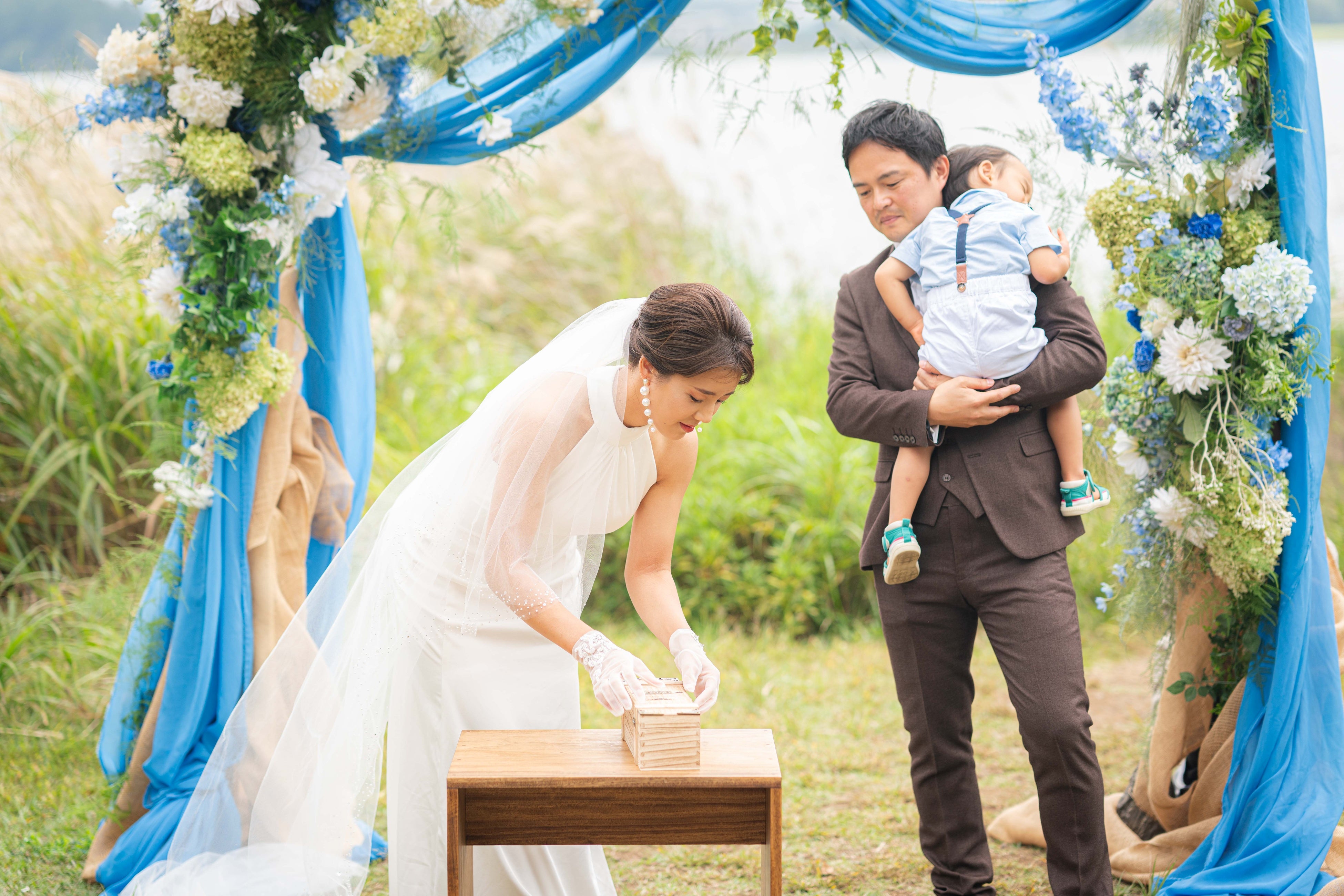 新郎新婦の手紙をワインとともに納めるワインボックスセレモニー ©小林正嗣