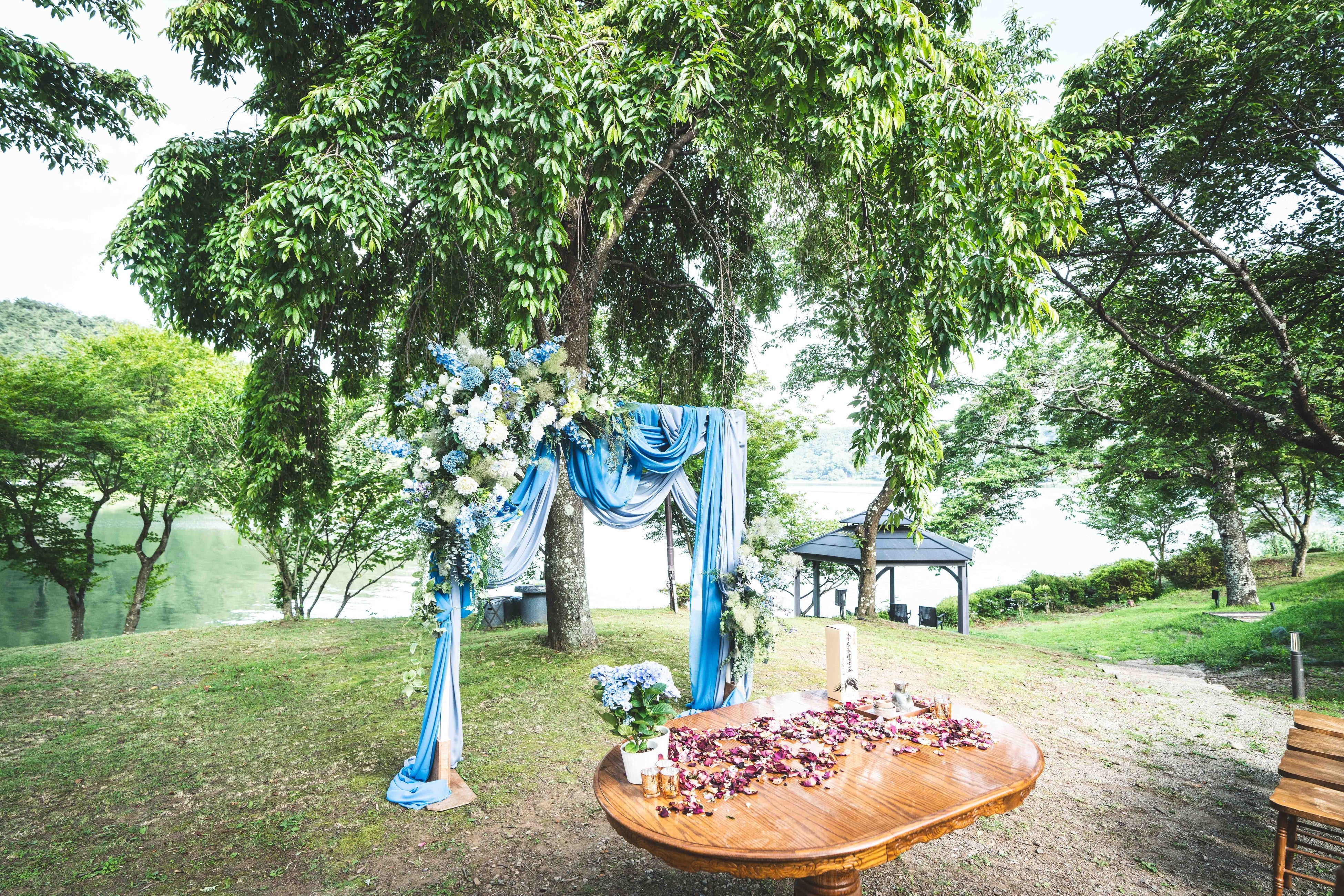 湖畔庭園での湖畔ウェディング　©cuore wedding