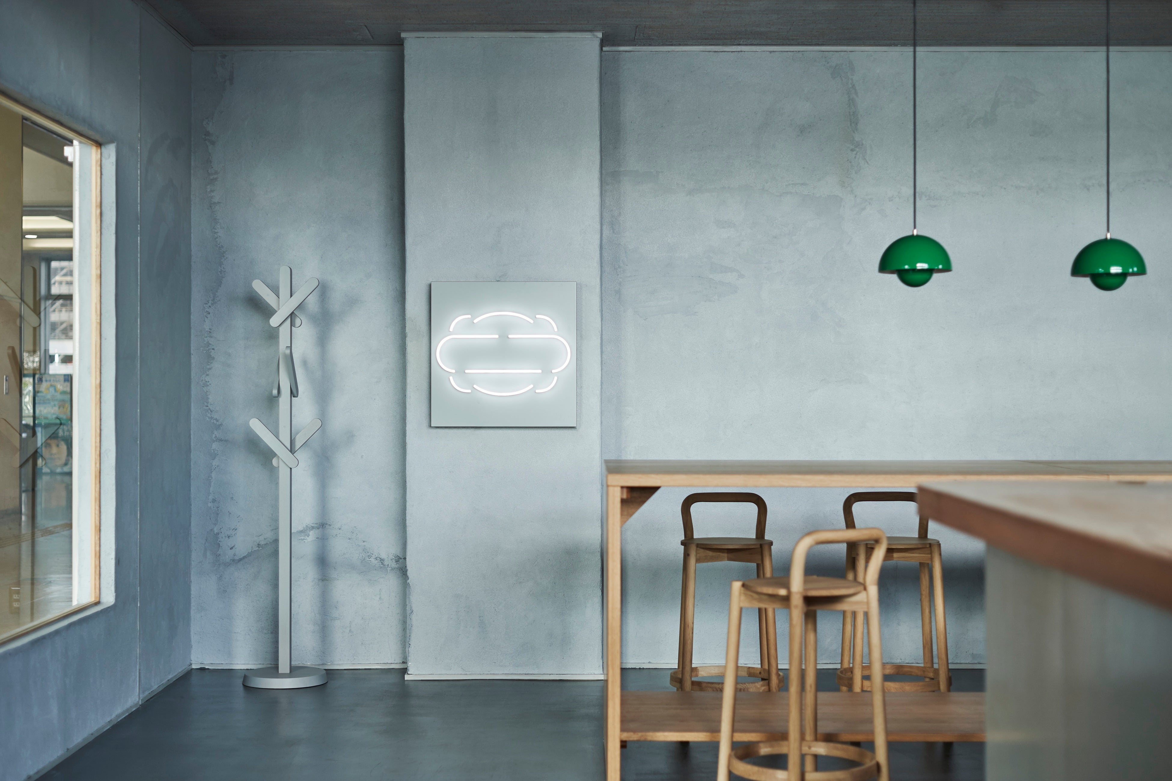 瀬戸内で消費された牡蠣殻を原料の一部として作られた「瀬戸漆喰」の壁が美しいインテリア