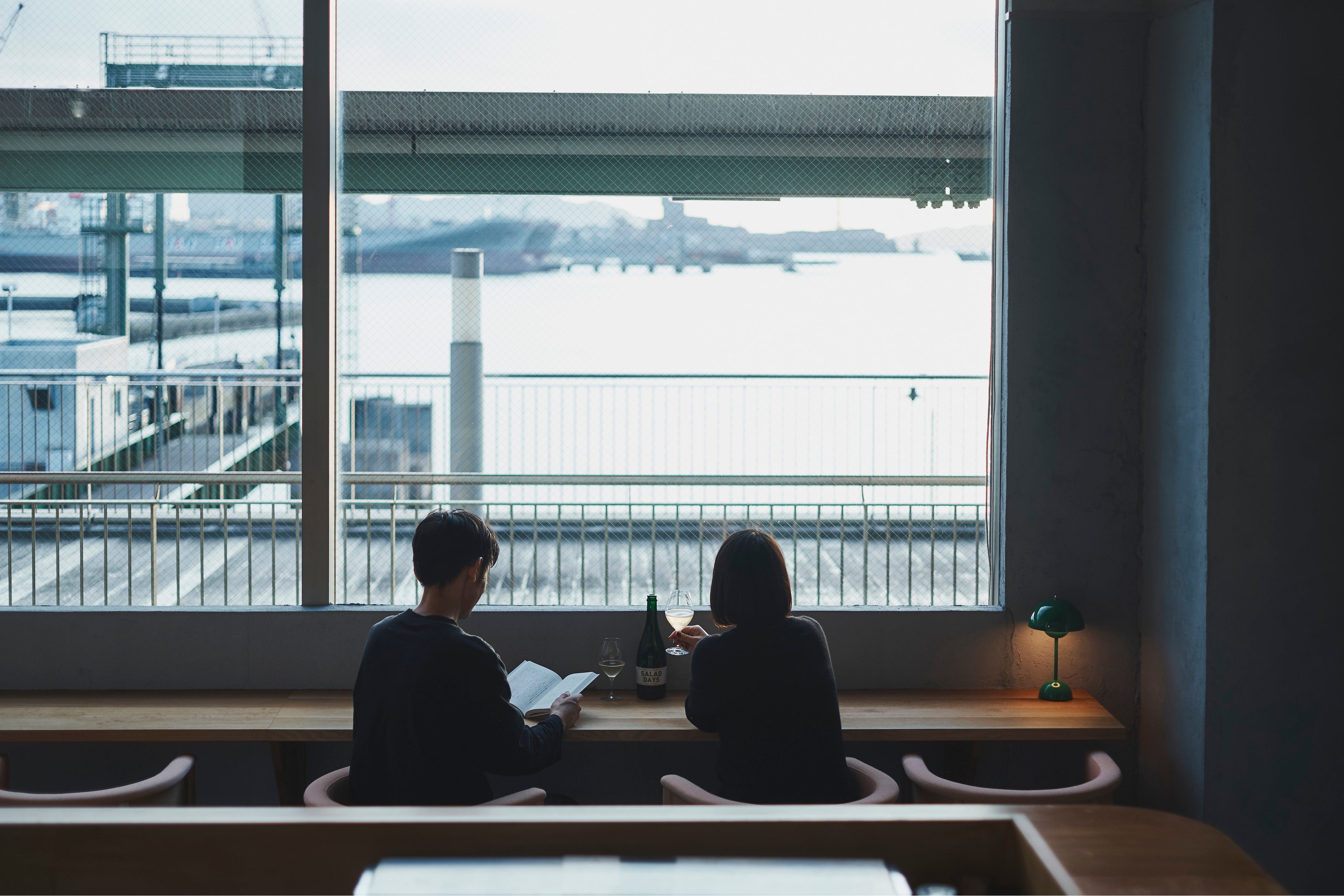 窓際ローカウンターでは呉港を一望することができる