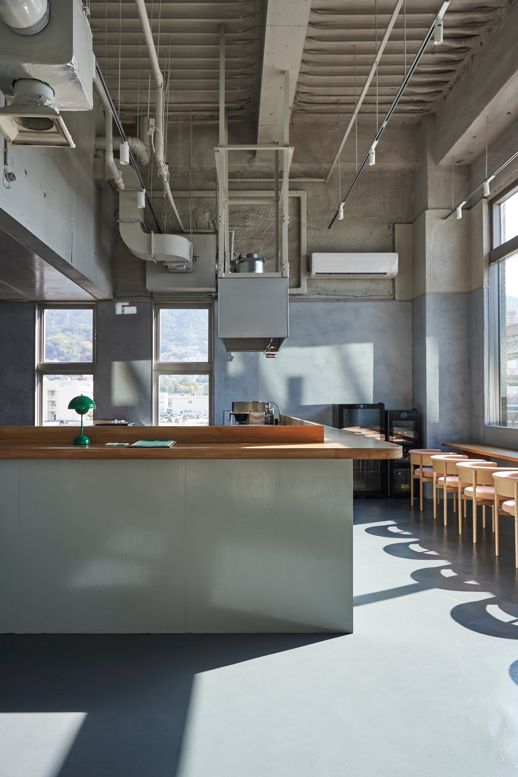 オープンキッチンを中央に据えた豊かな空間を楽しめるインテリア