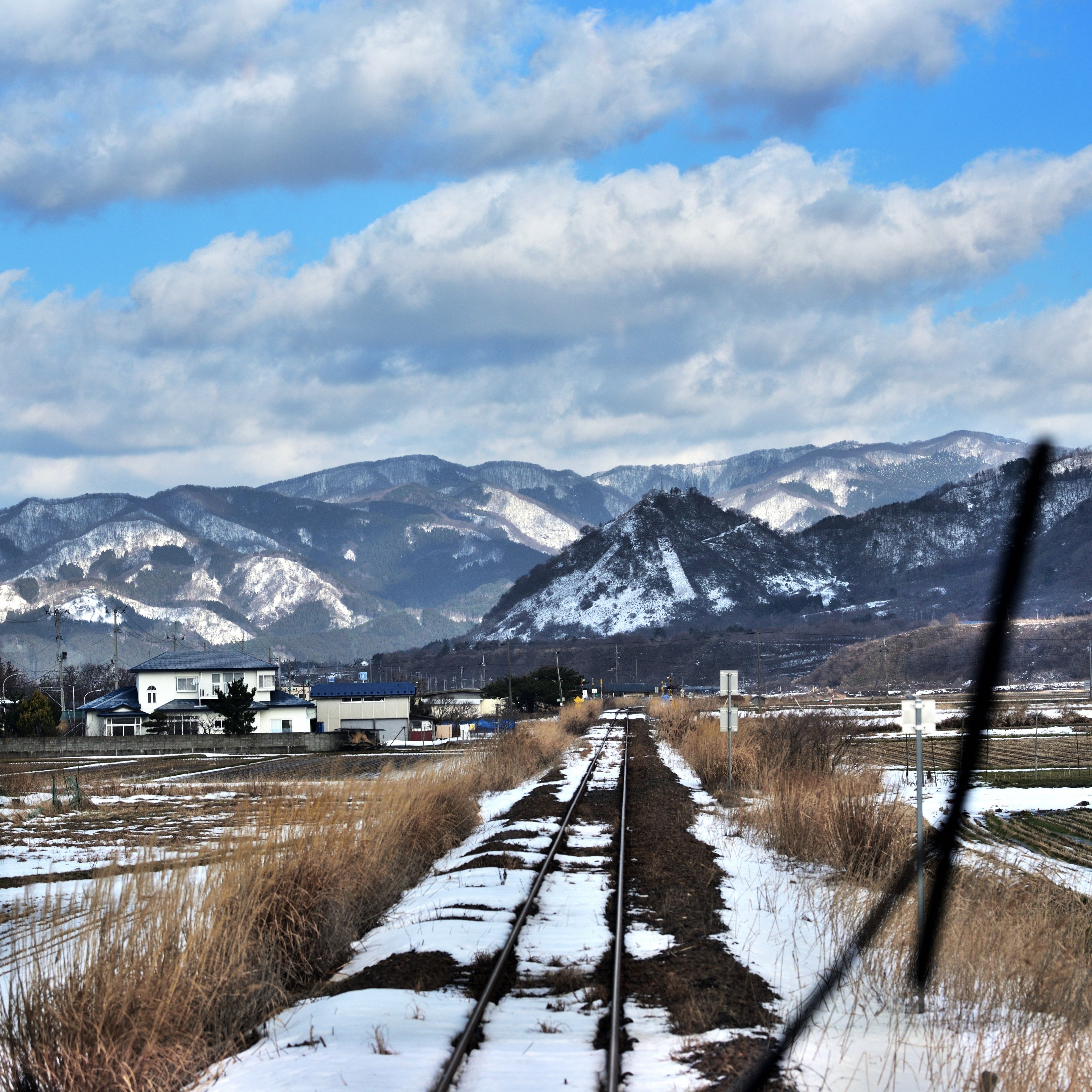車窓からの写真（糠森山と白神山地）