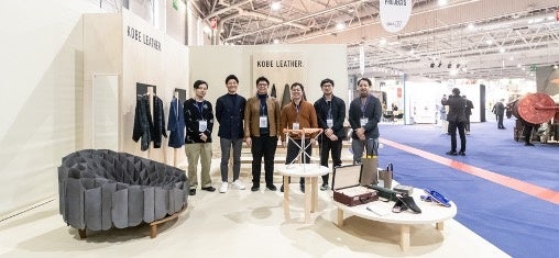 メゾン・エ・オブジェでの “KOBE LEATHER®”ブースの前で