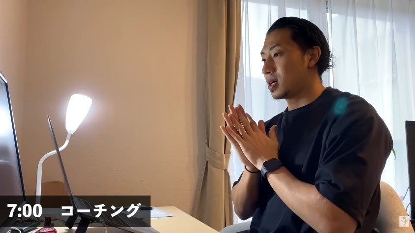 朝7時からクライアントとオンラインによるコーチングが始まる（コーチは島田隆則）