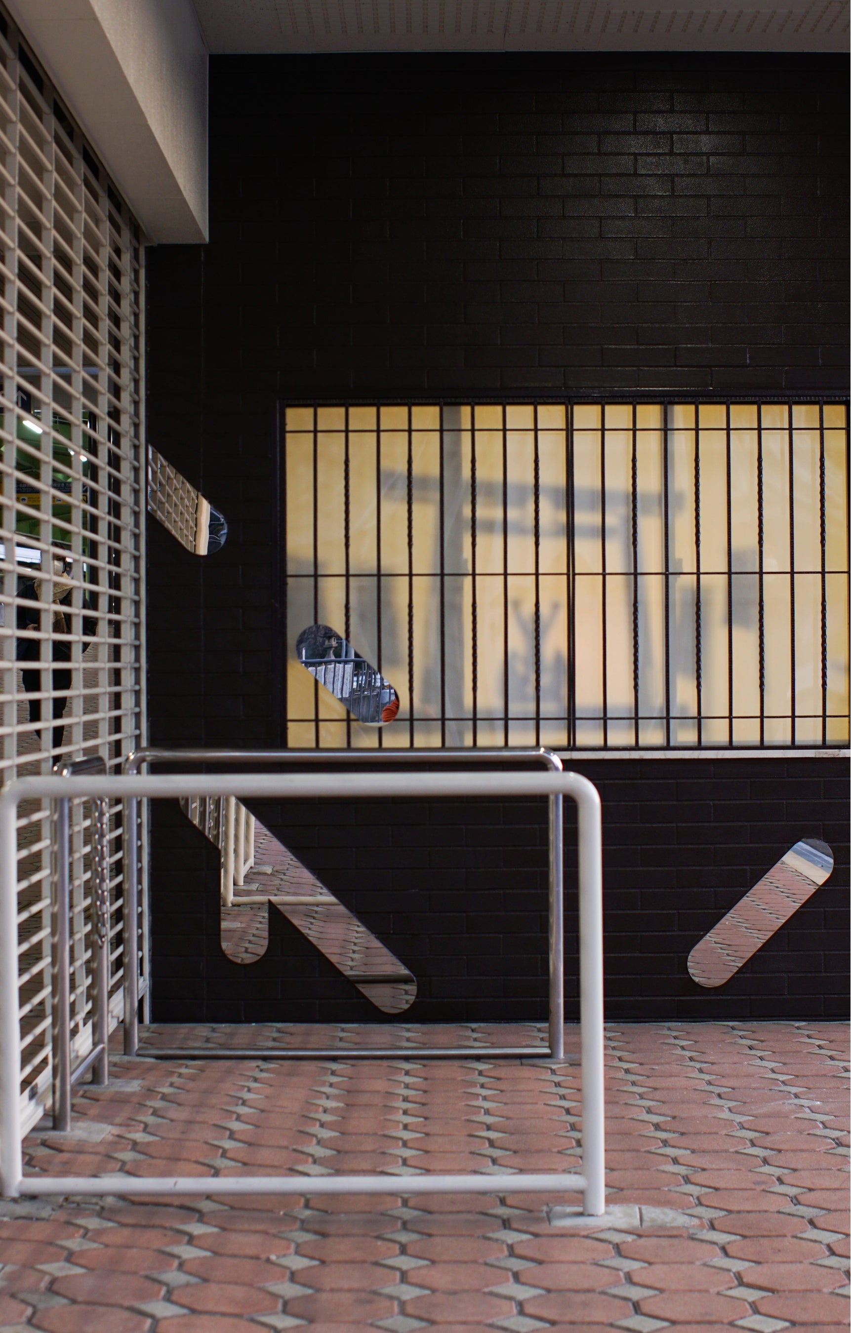 改札外から見た影絵作品（Photography Alfie Goodrich）