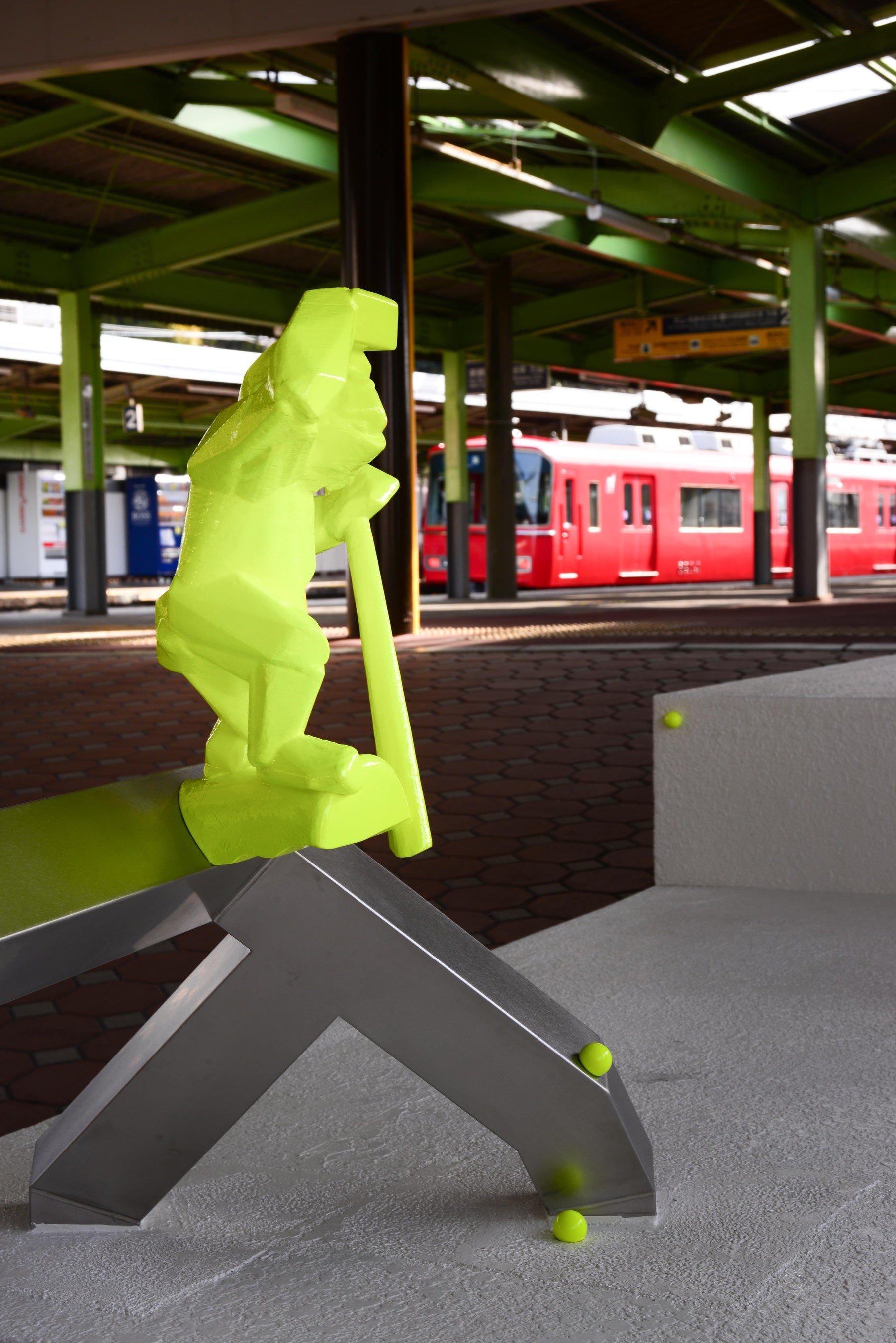 駅構内の彫刻作品（Photography Alfie Goodrich）