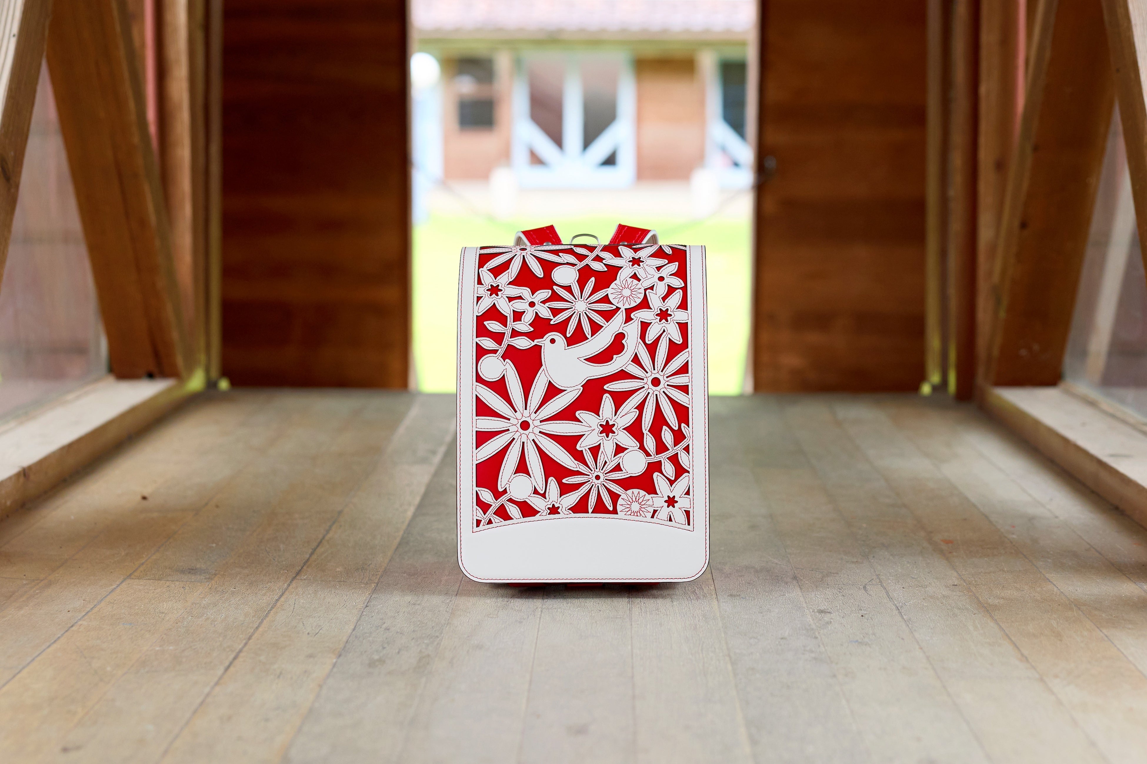 こうのとりのひなや花々など豊岡の美しい自然を繊細なカットワークとステッチで表現した「とよおか」