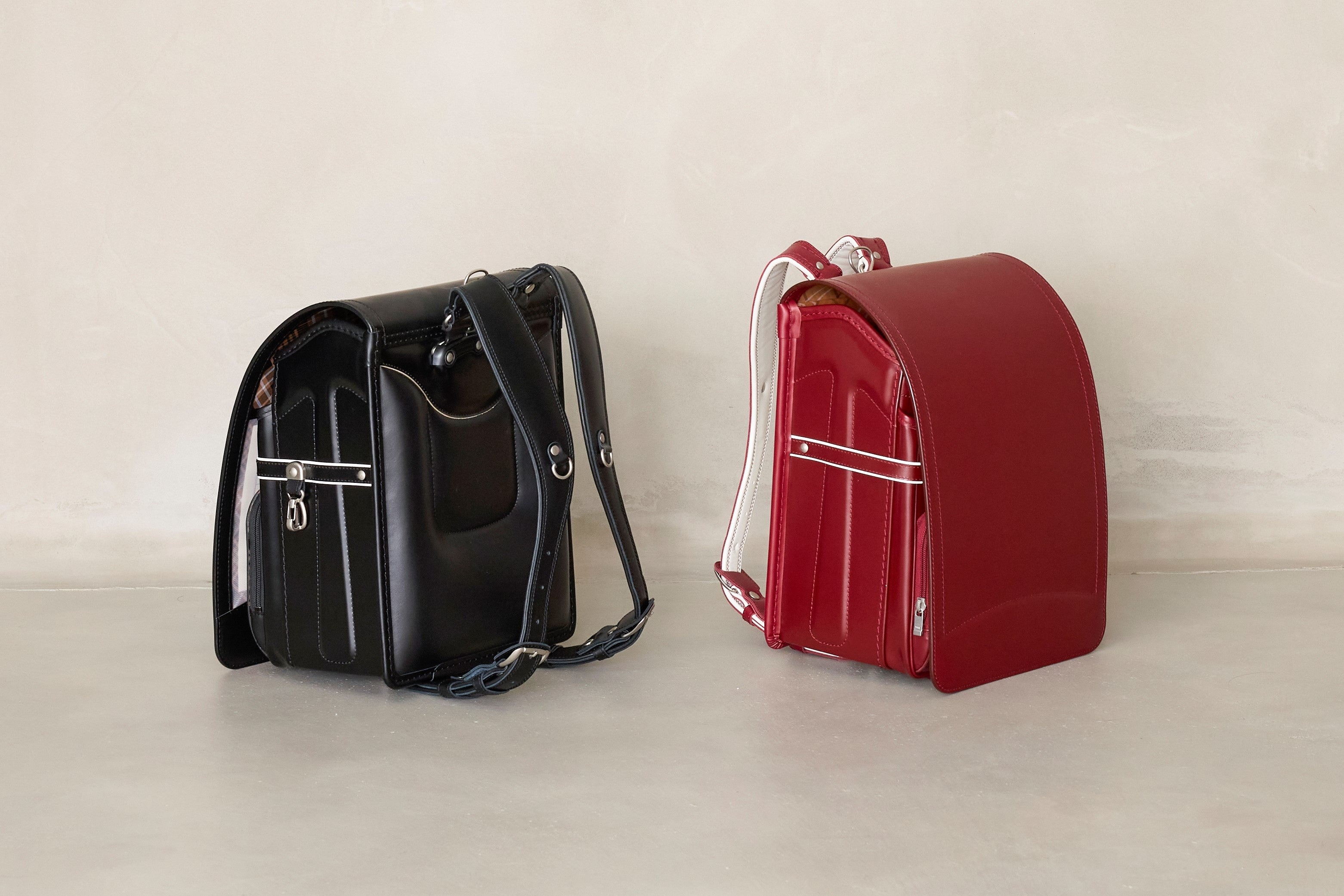 鋲のないフラップだからこそ、最高級素材・コードバンの上質な一枚革の美しさが際立つ「エイジングコードバン」