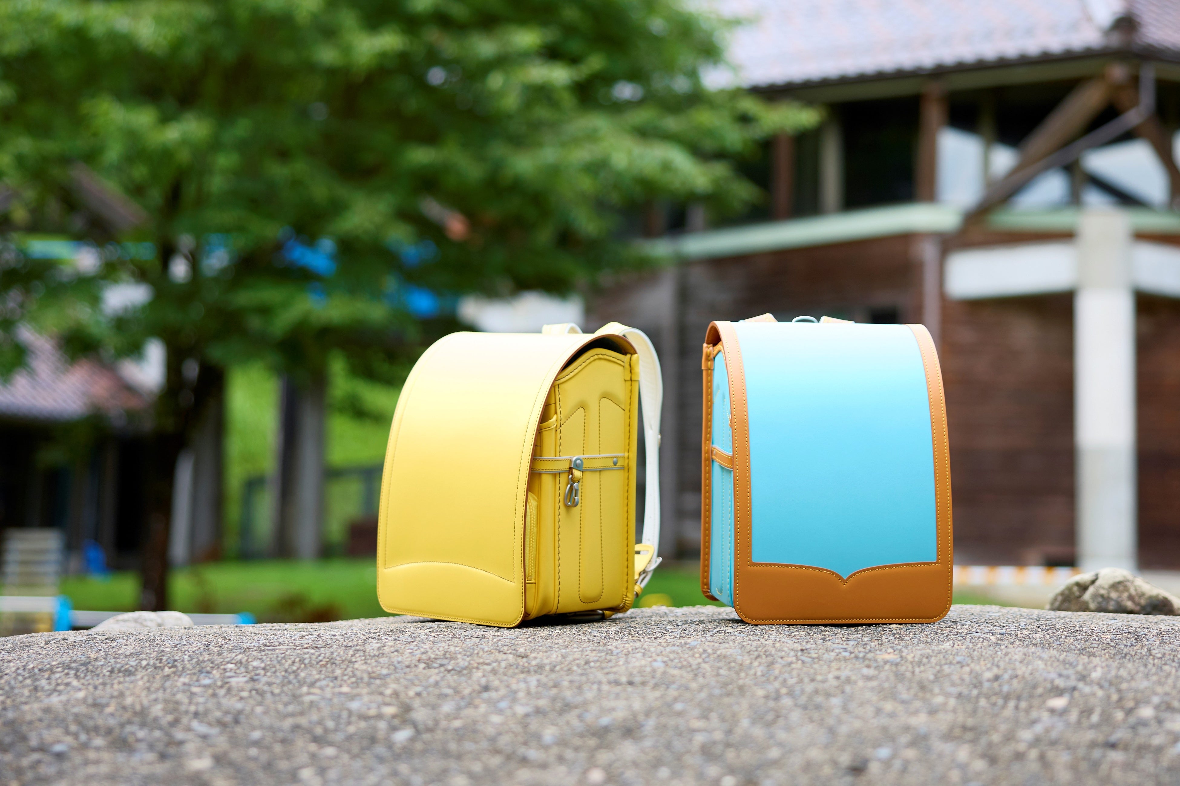 「耐性牛革ウイングチップ」のサックス×キャメル（右）と「耐性牛革スタンダード」のイエロー（左）   