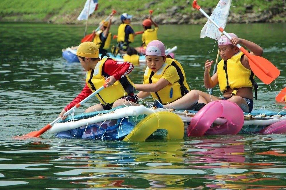 チームでいかだ大会