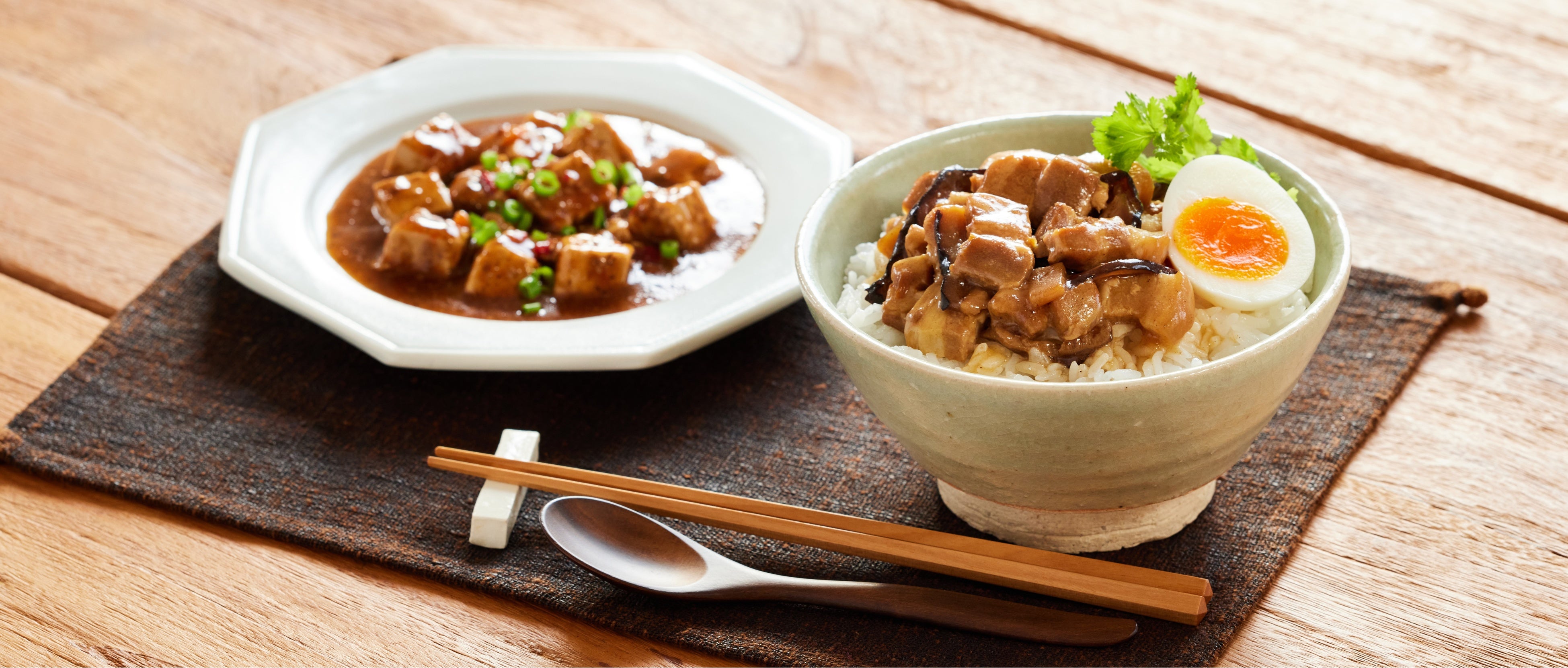 商品例（麻婆豆腐・ルーロー飯）