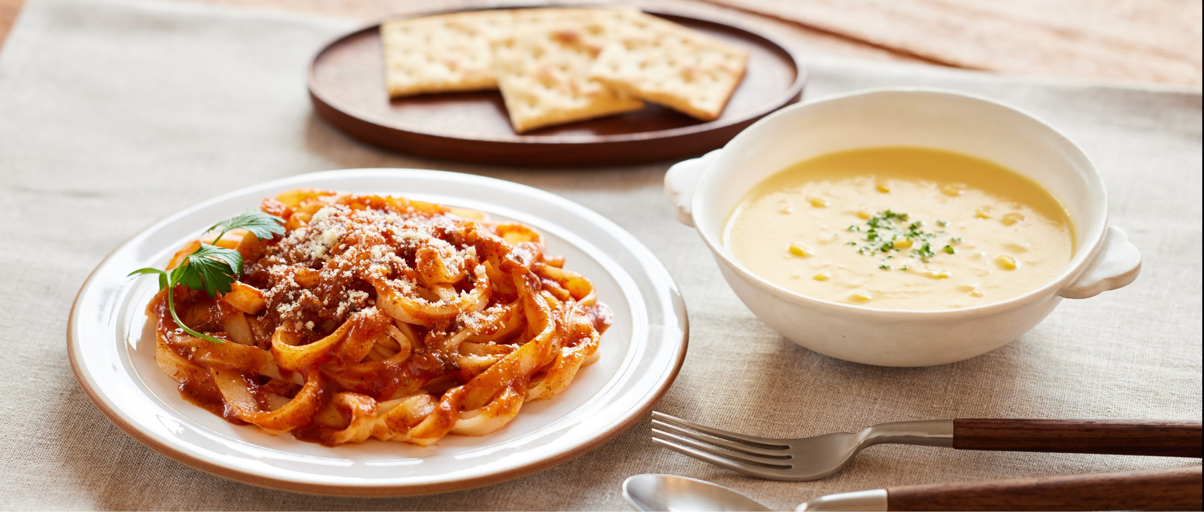 商品例（米粉スパゲッティ＆ボロネーゼ・コーンポタージュスープ）