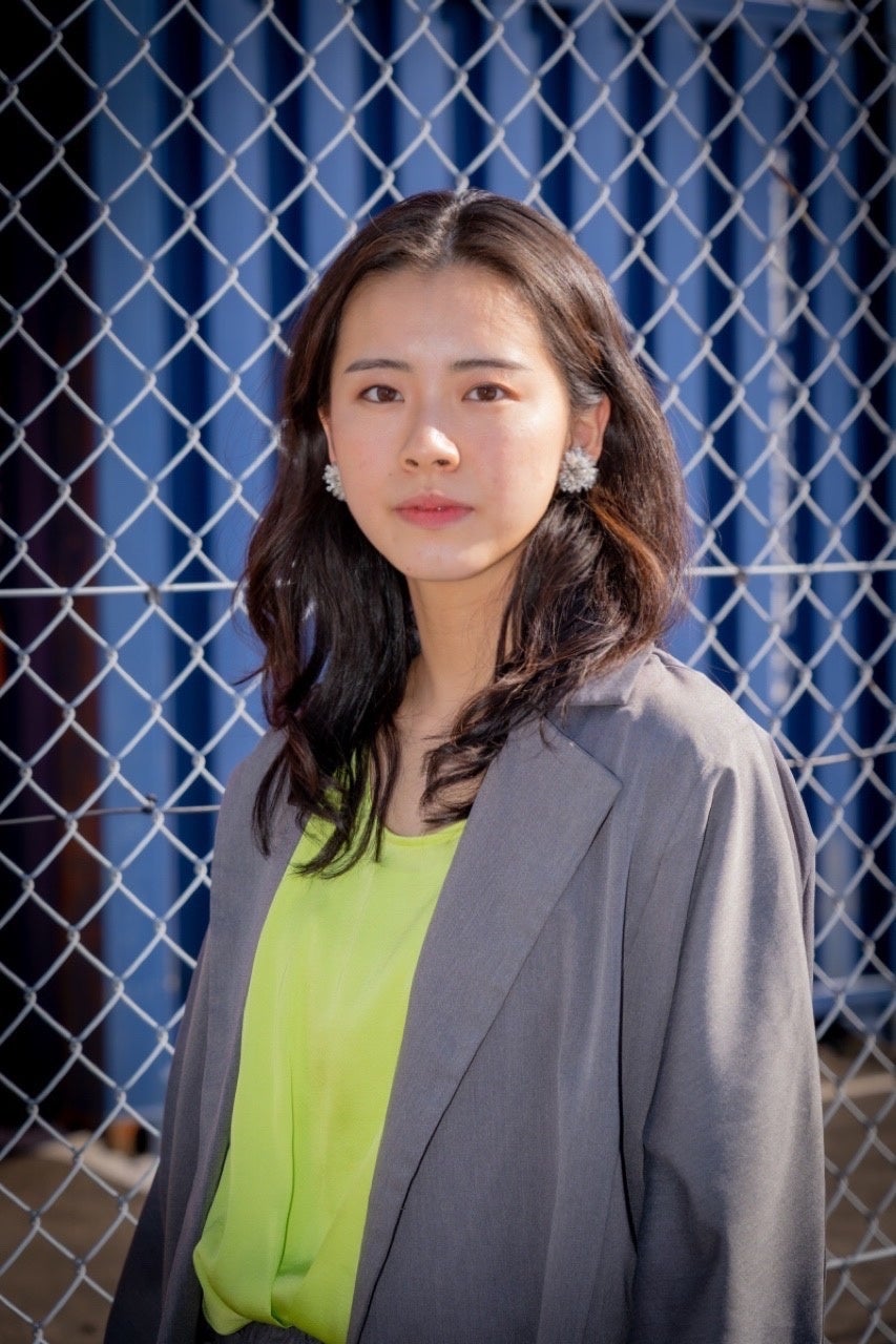 女屋理音プロフィール写真 photo by Koji Iida.