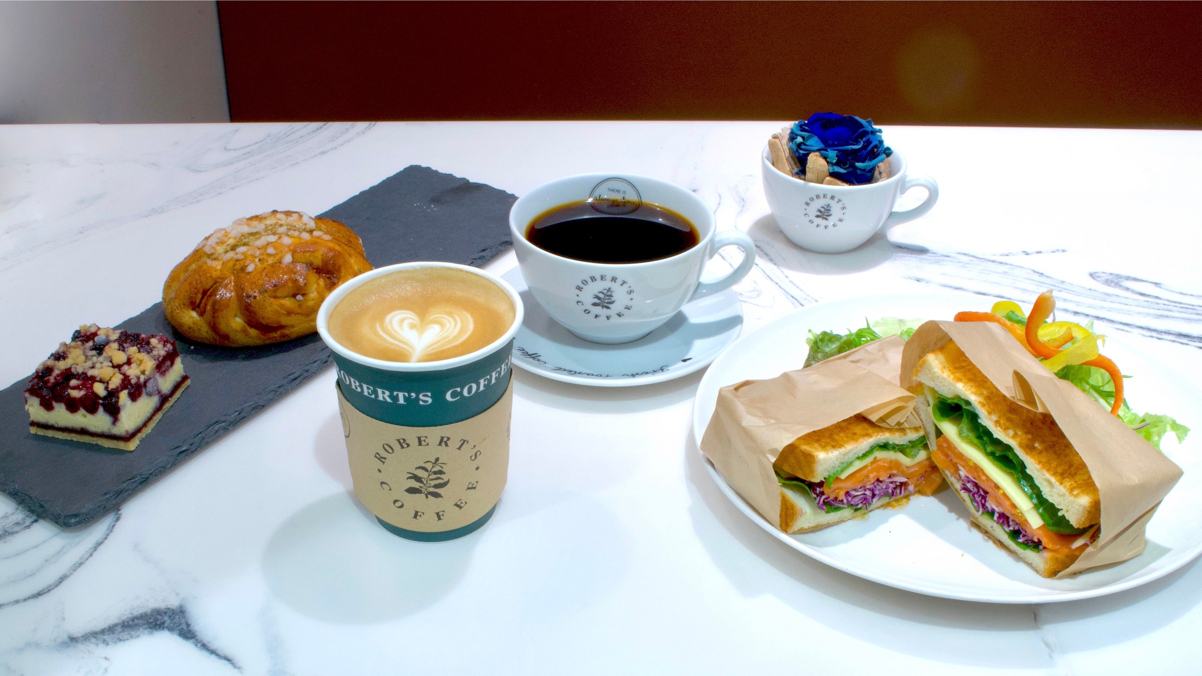 フィンランドのレシピで作ったシナモンロールや、オリジナルのブルーベリータルトもご用意