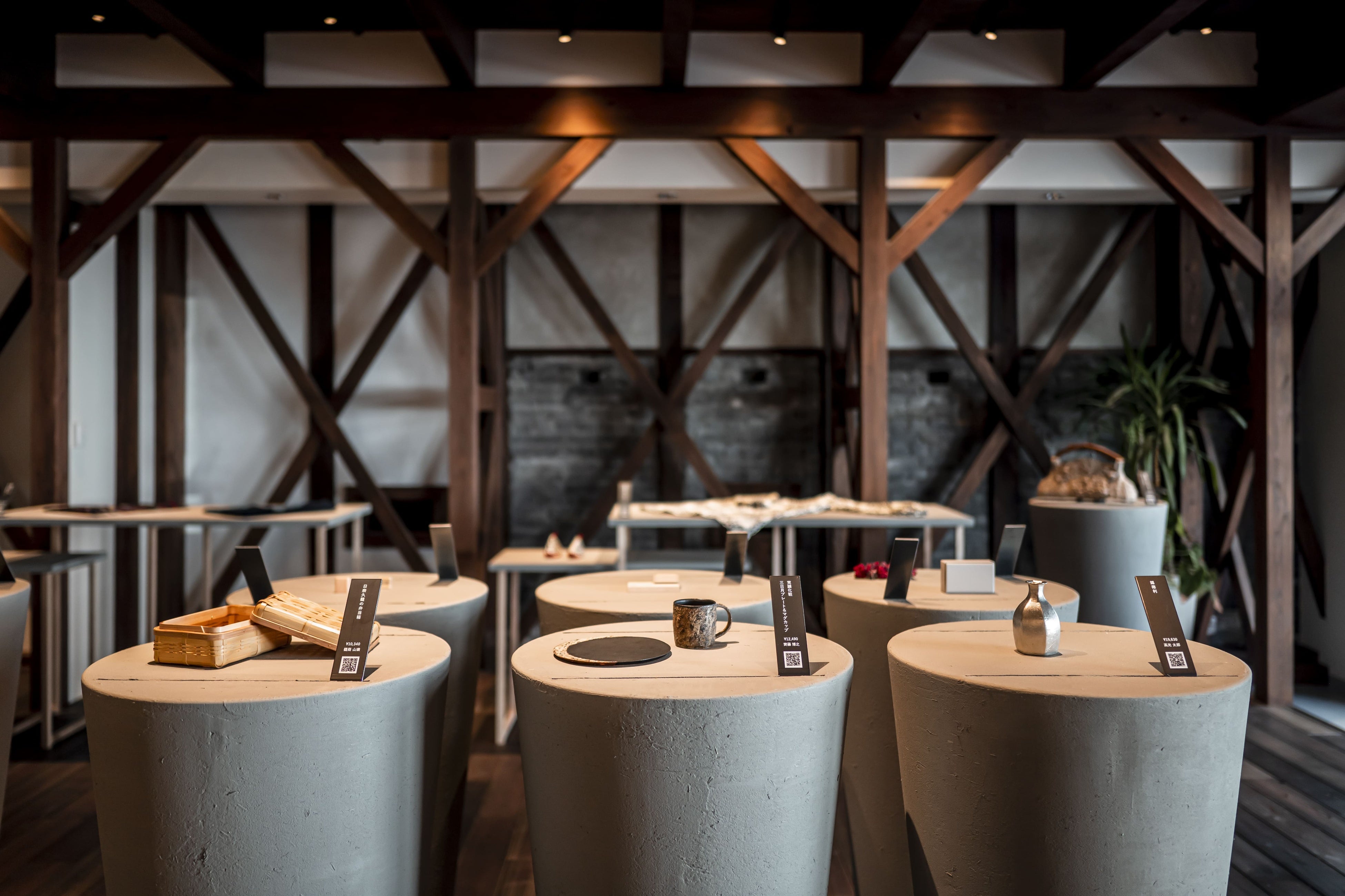 商品に触れQRコードを読取る