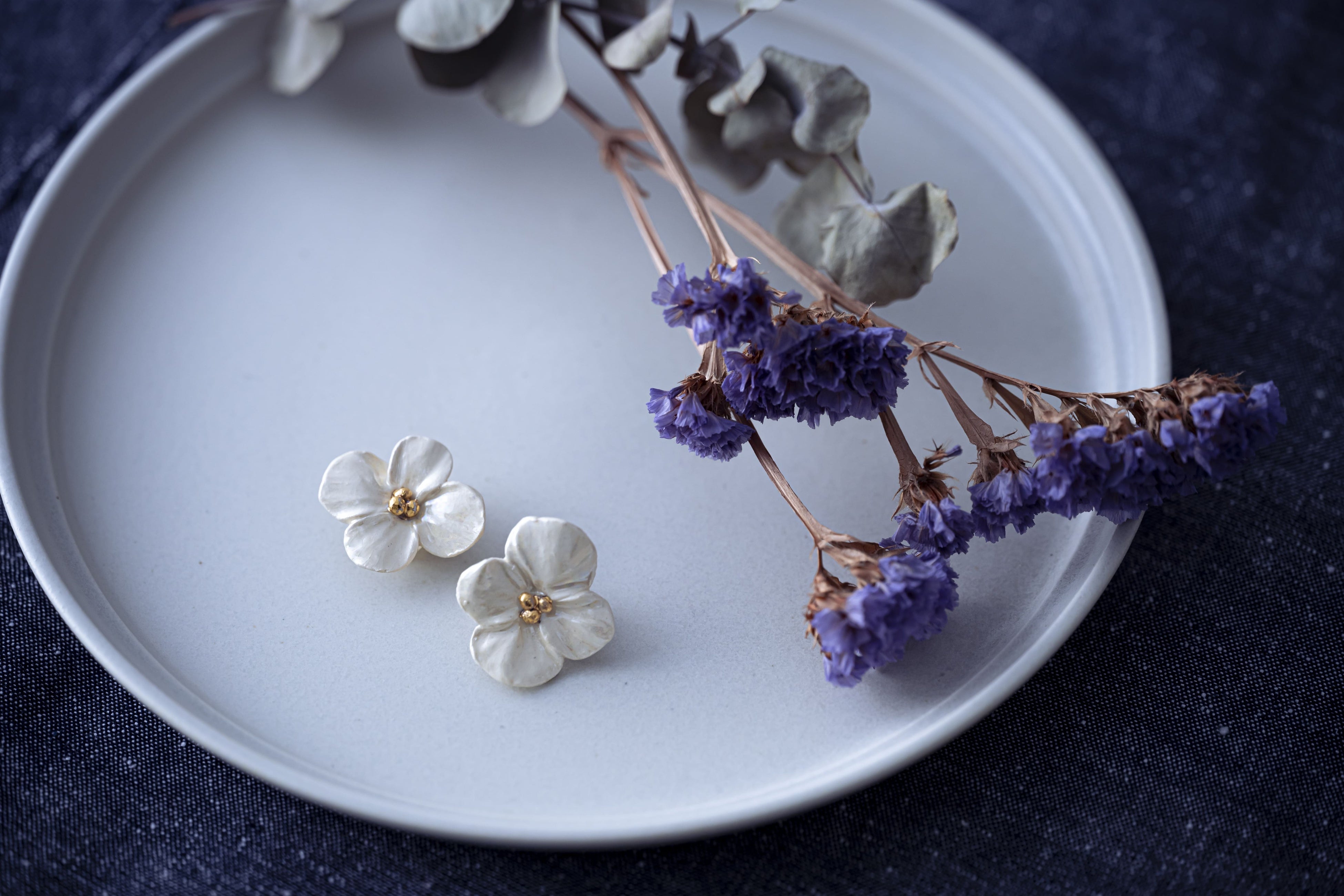 心花 白い花のイヤリング