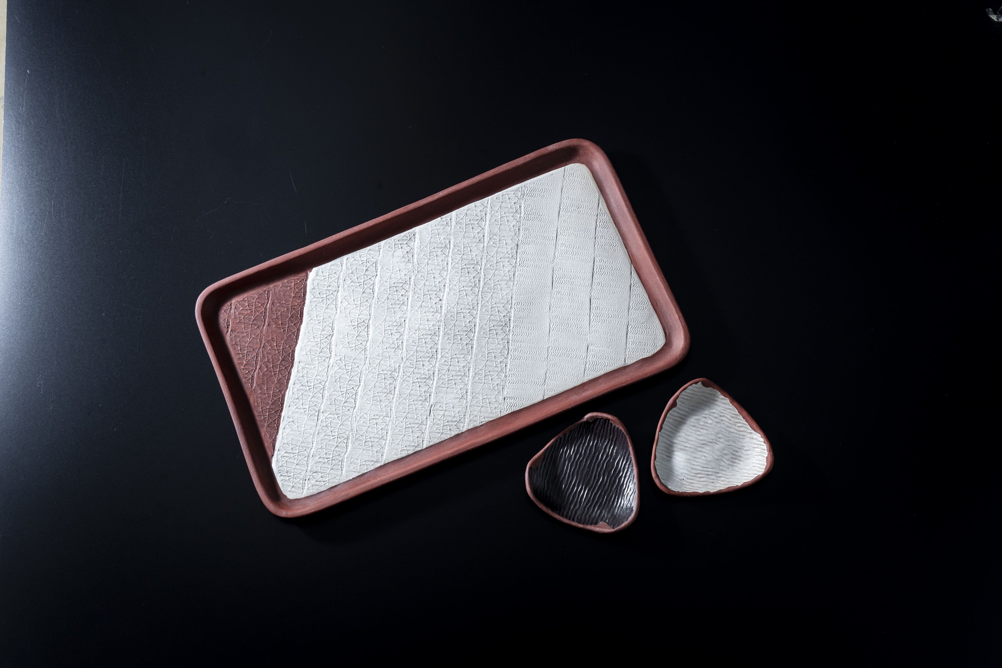 縄文文様・鉄化粧 大皿と小皿