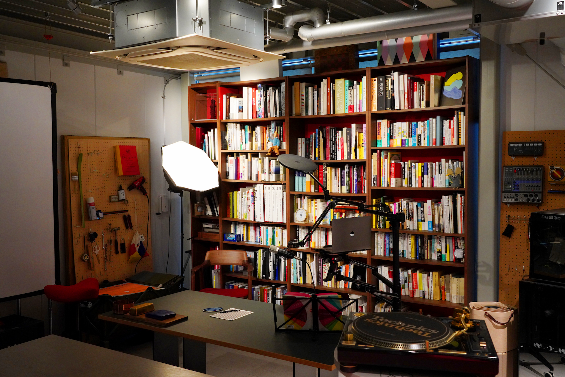 Liberal Eats Lab 2階｜蔵書と配信機材等