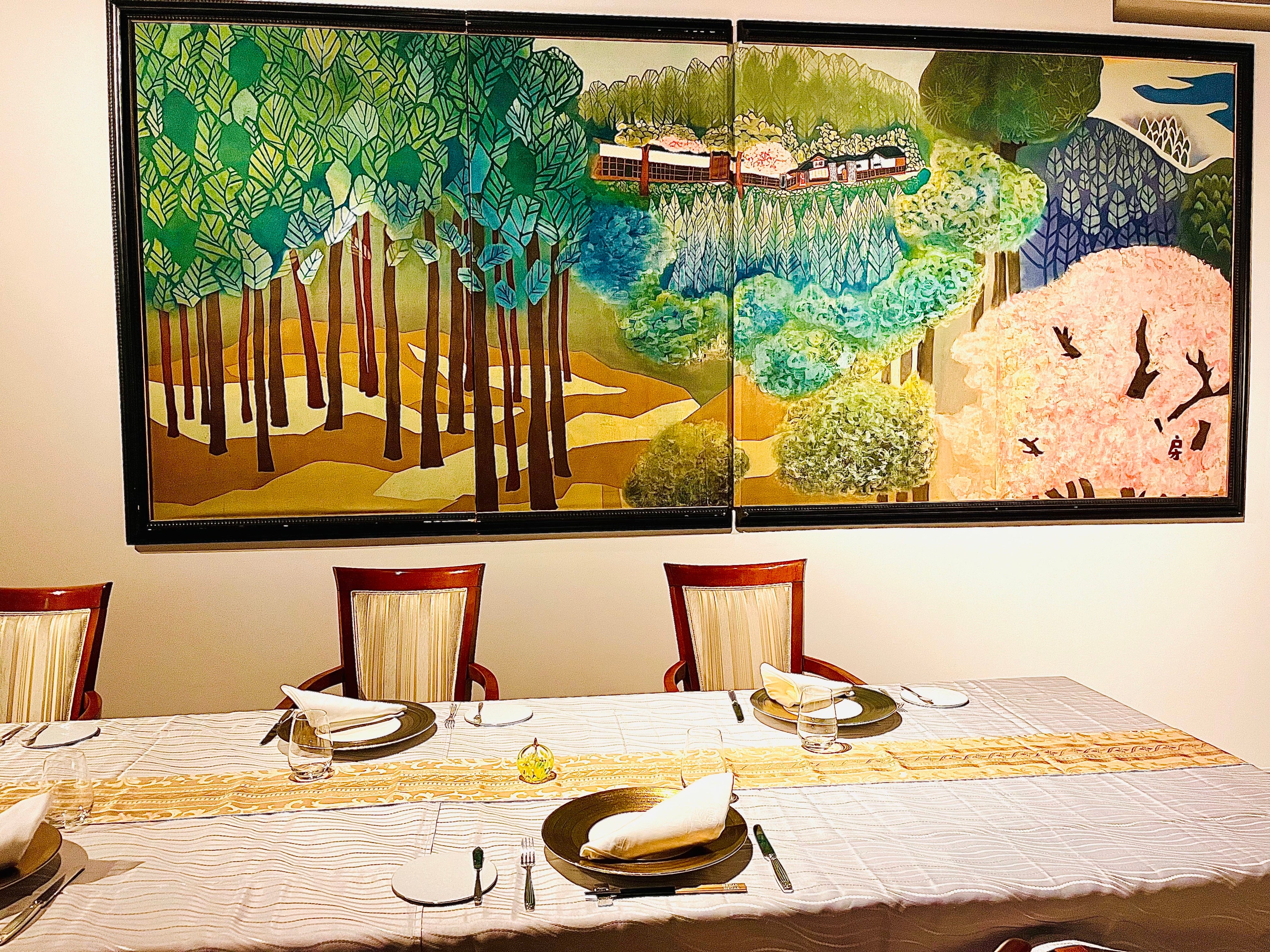 勝山館から引き継いだ、宮地房江女史の草木染の作品。勝山の門構えとアイコニックな赤いポストが描かれている。