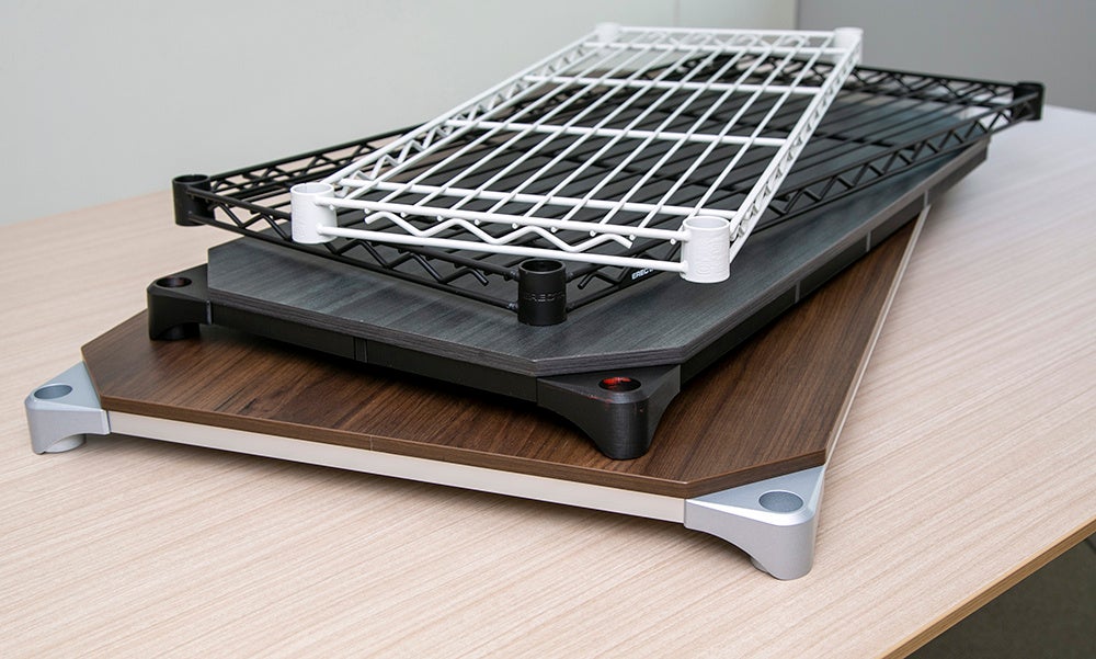 上から、マットな仕上がりになったホワイトとブラック。「ウッドシェルフ」のブラックウッド調とウォールナット調の試作の数々。