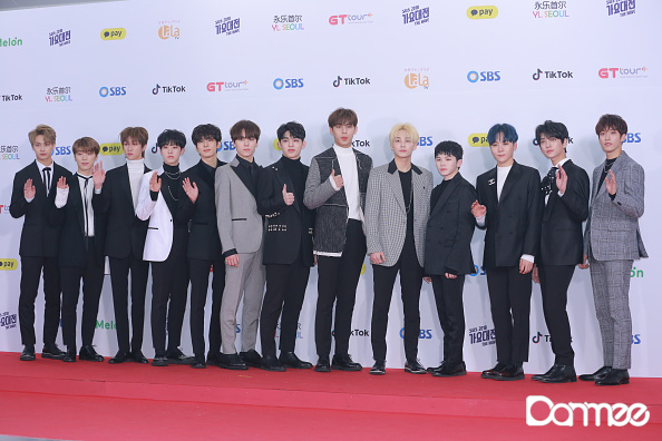 BSSのスングァン(右から3番目)、ドギョム(一番右)、ホシ(左から4番目)