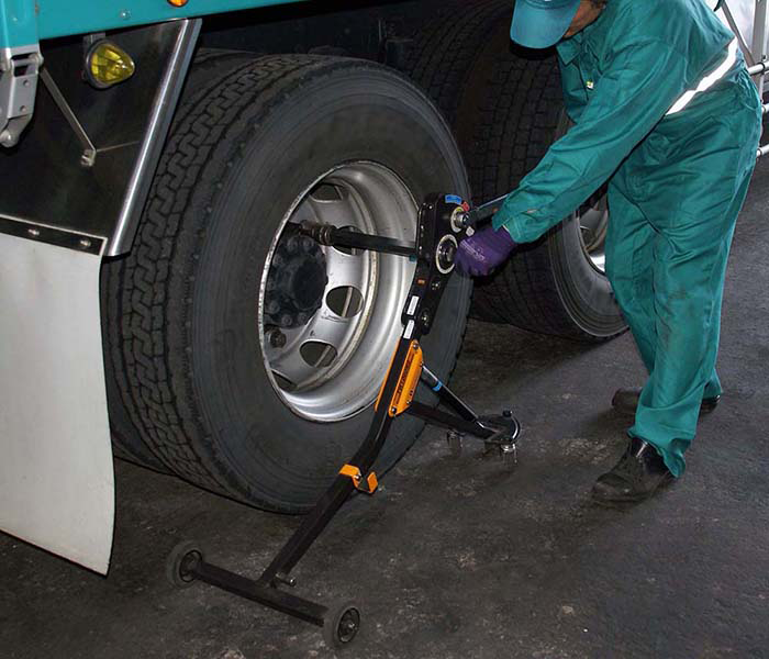 TW2なら「一人で・楽に・正確に・安価で」大型車のホールナットのトルク管理が行えます。  運送業の支店や営業所において、タイヤ交換後約100kmでの増締めも一人でできます。