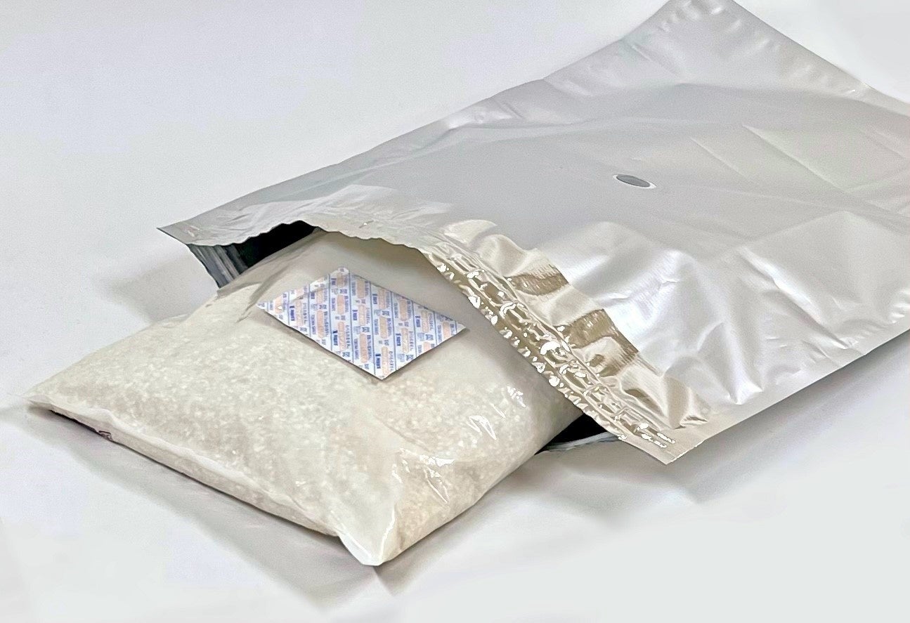 ①お米(袋ごと)と脱酸素剤【付属品】を米ガードに入れる