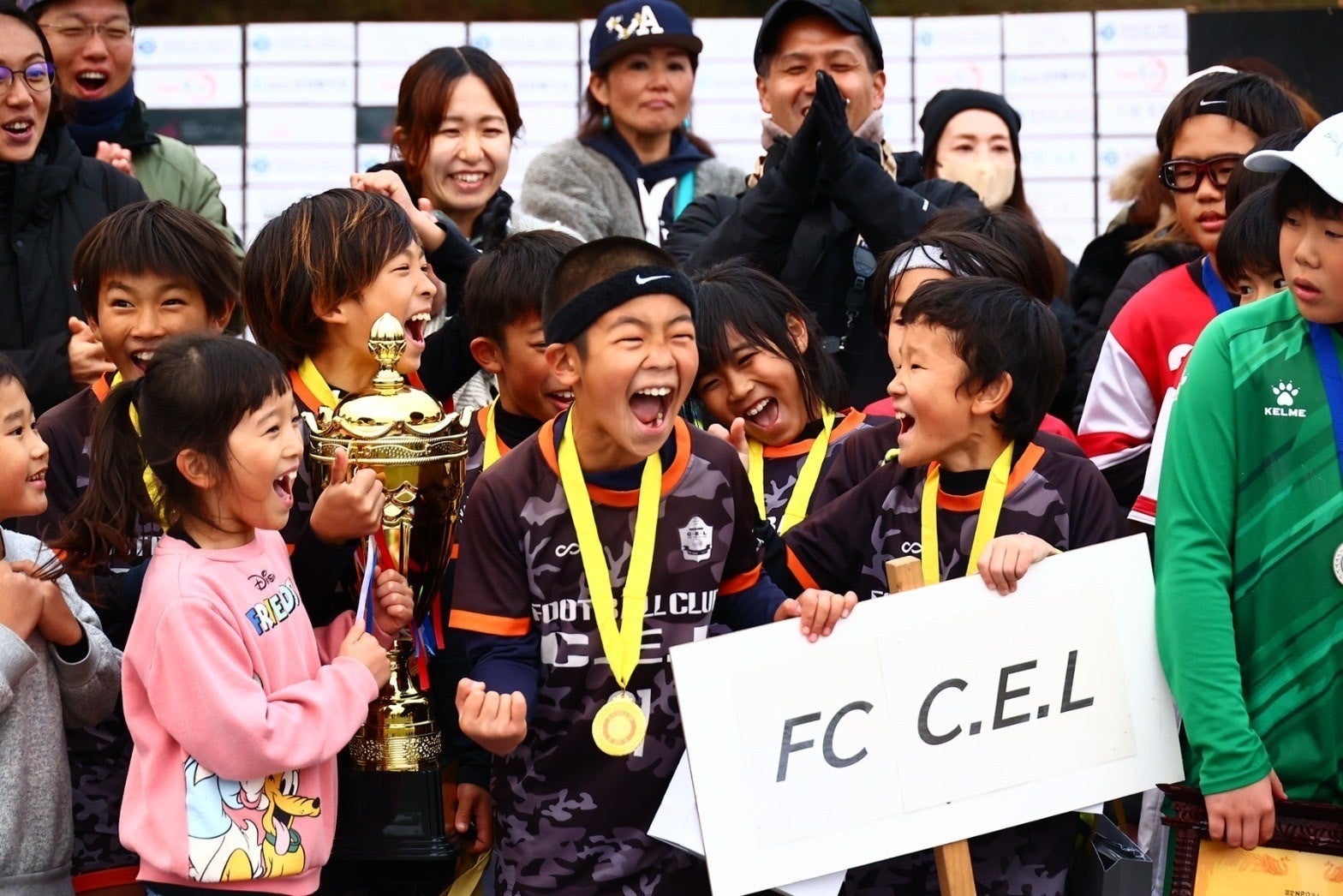 全身で喜びを表現する選手たち